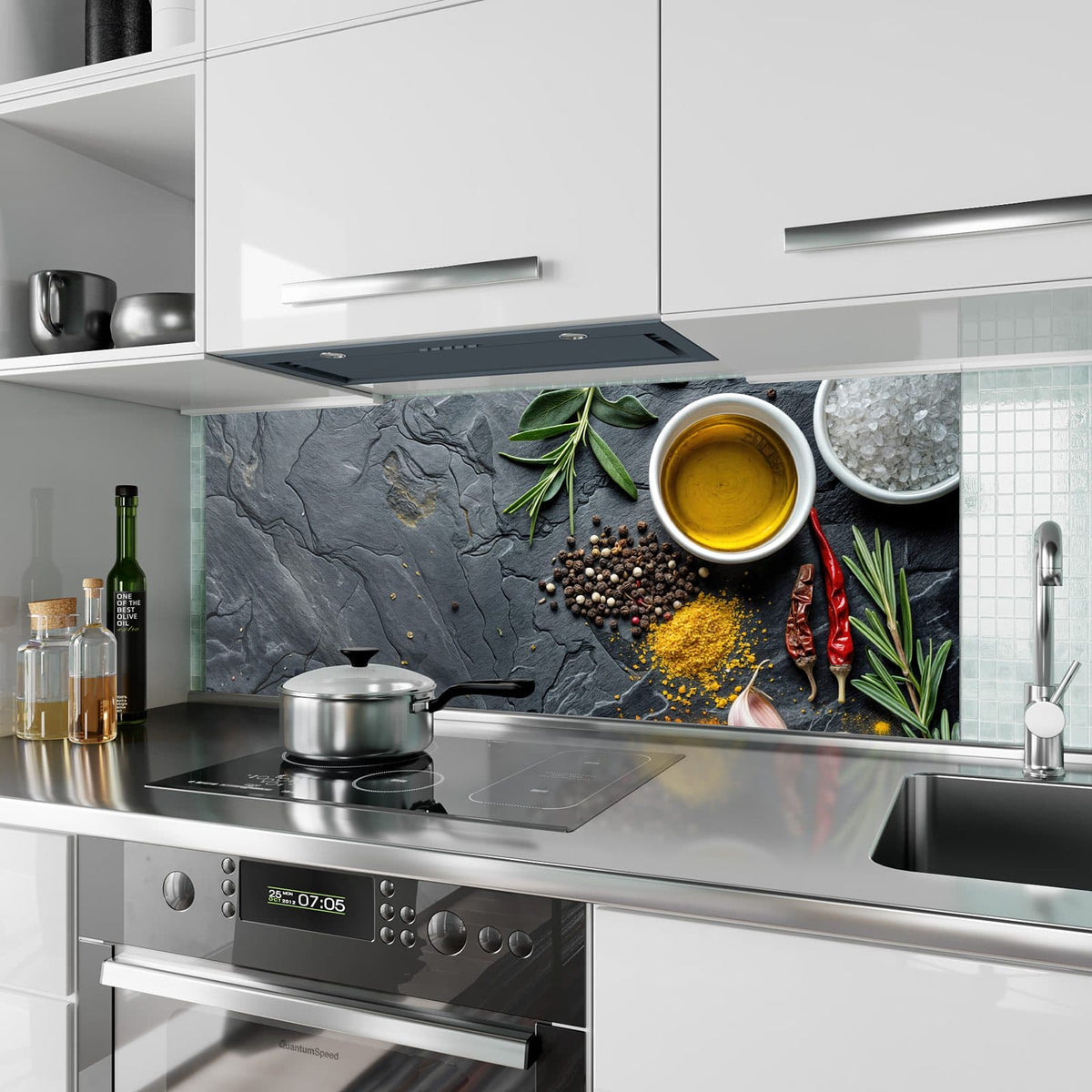 Küchenrückwand aus Glas Gewürze und Olivenöl im Hochformat als Spritzschutz hinter dem Kochfeld, über dem Fliesenspiegel montiert