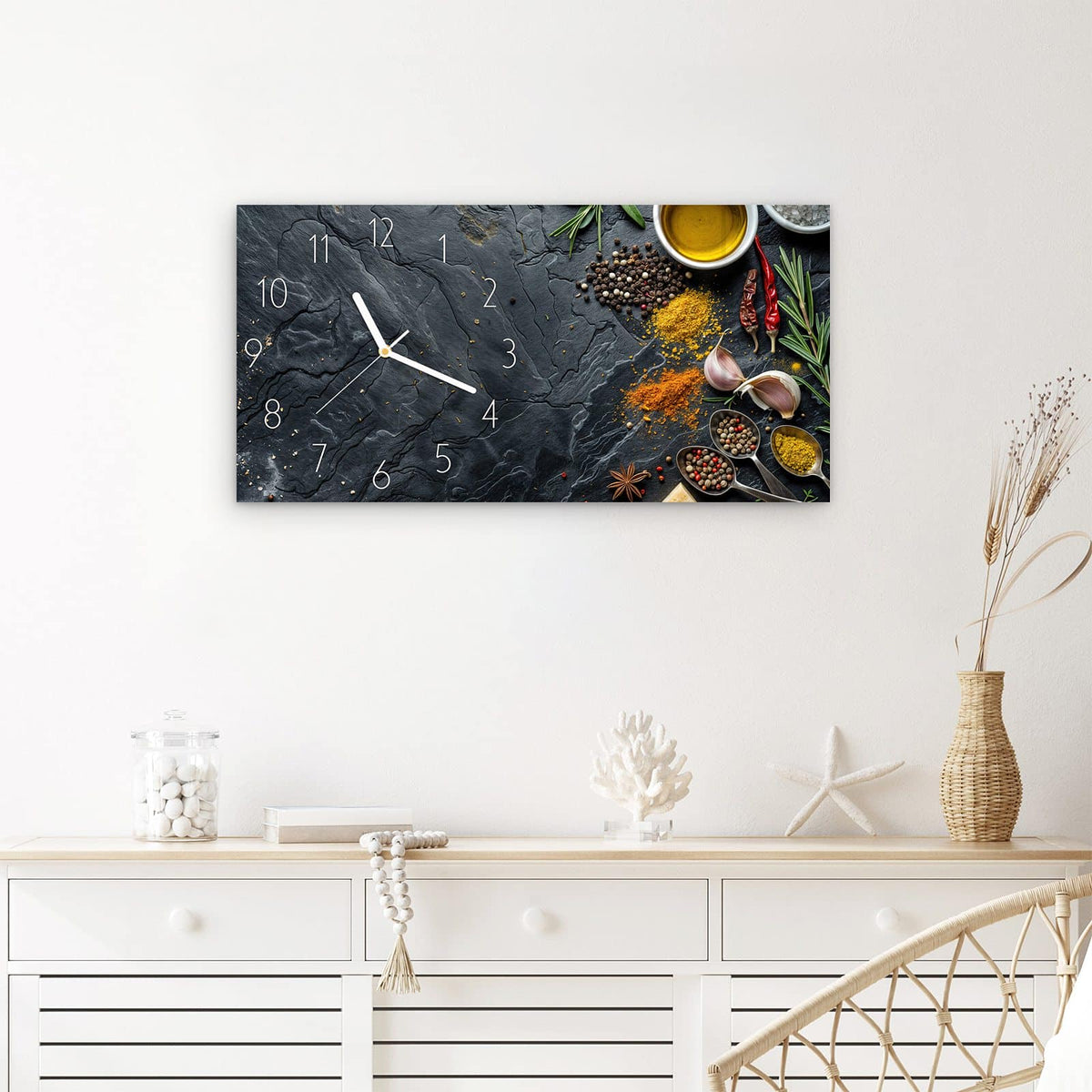 Wanduhr Küche Zutaten aus Glas – Querformat 60 × 30 cm – Gewürze und Kräuter auf Grau