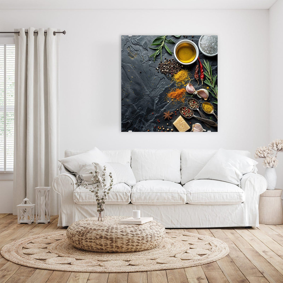 Glasbild Gewürze und Olivenöl an der Wand – Dunkle Schieferplatte mit Olivenöl im Schälchen, Meersalz, Pfefferkörnern, Curry, Paprika, Knoblauch, Rosmarin und Parmesan
