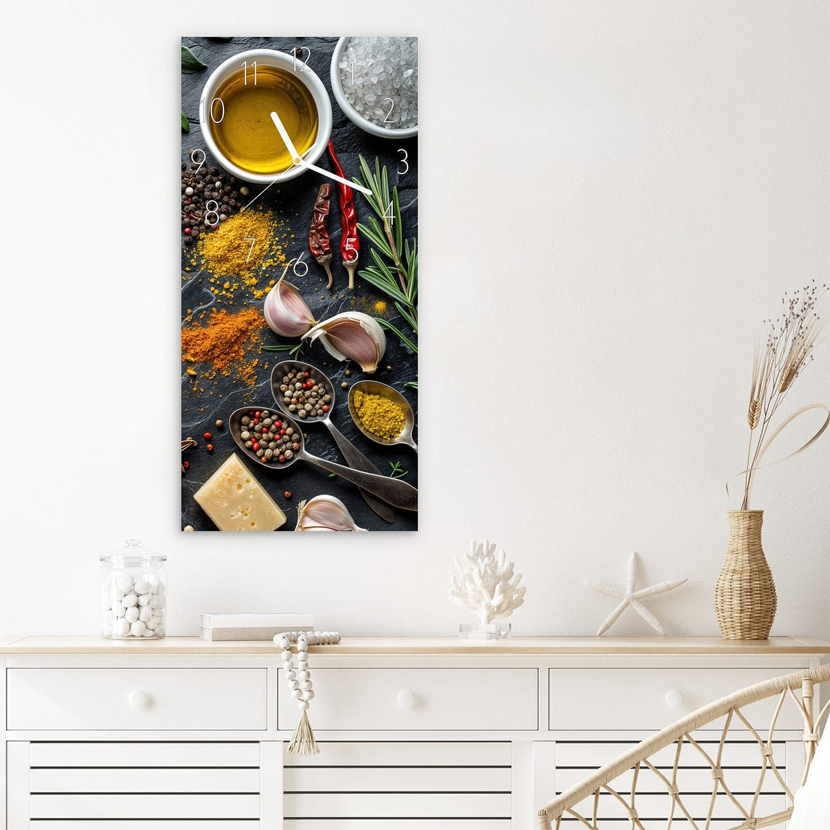 Wanduhr Küche Zutaten aus Glas – Hochformat 30 × 60 cm – Gewürze und Kräuter auf Grau