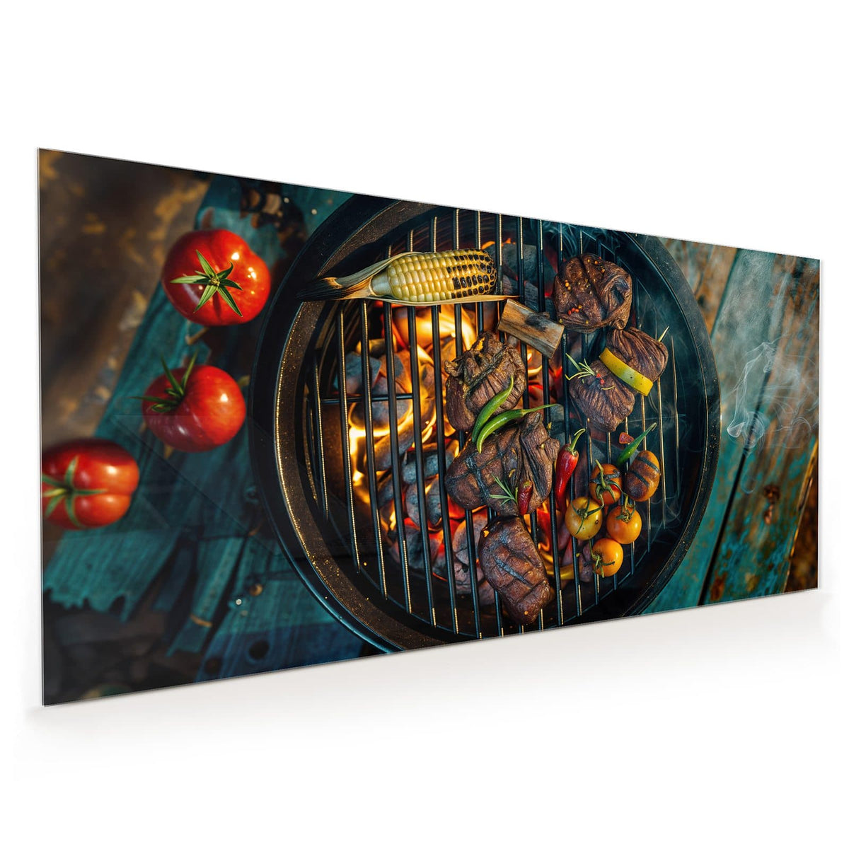 Küchenrückwand aus Glas im Hochformat mit Motiv Sommergrillfest: Runder Kugelgrill von oben: Fleischstücke, Maiskolben und Tomaten über glühender Kohle