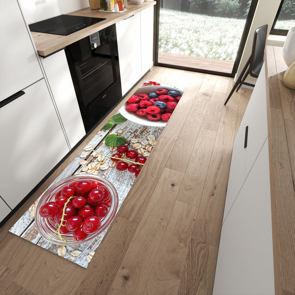 Wasserabweisender Bodenläufer mit Motiv Himmlische Beeren in moderner Küche