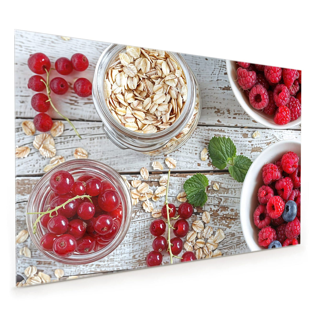 Küchenrückwand aus Glas im Hochformat mit Motiv Beeren und Haferflocken: Zwei weiße Schalen mit Himbeeren, Blaubeeren und Johannisbeeren