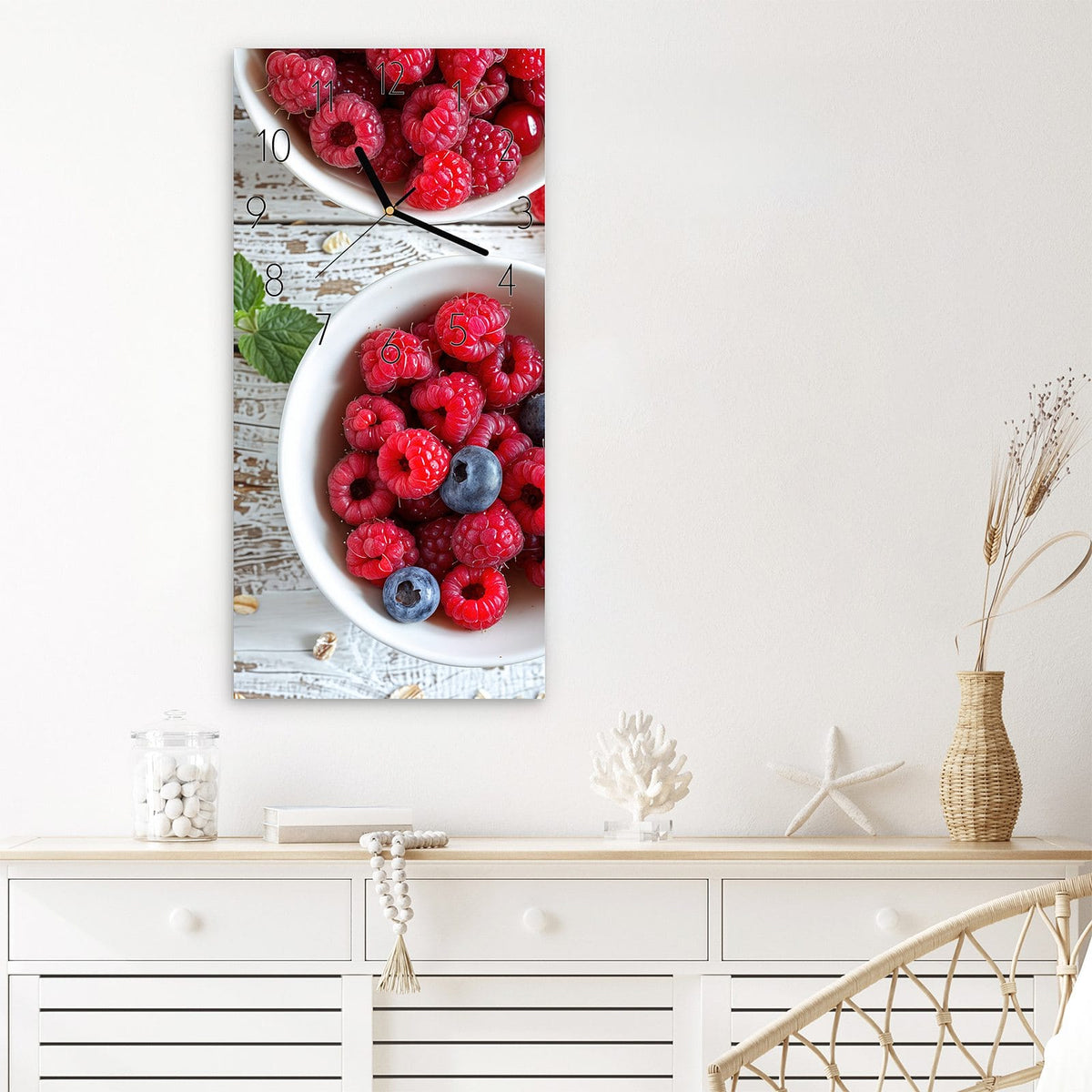 Wanduhr Himmlische Beeren aus Glas – Hochformat 30 × 60 cm – Himbeeren und Johannisbeeren in Schalen