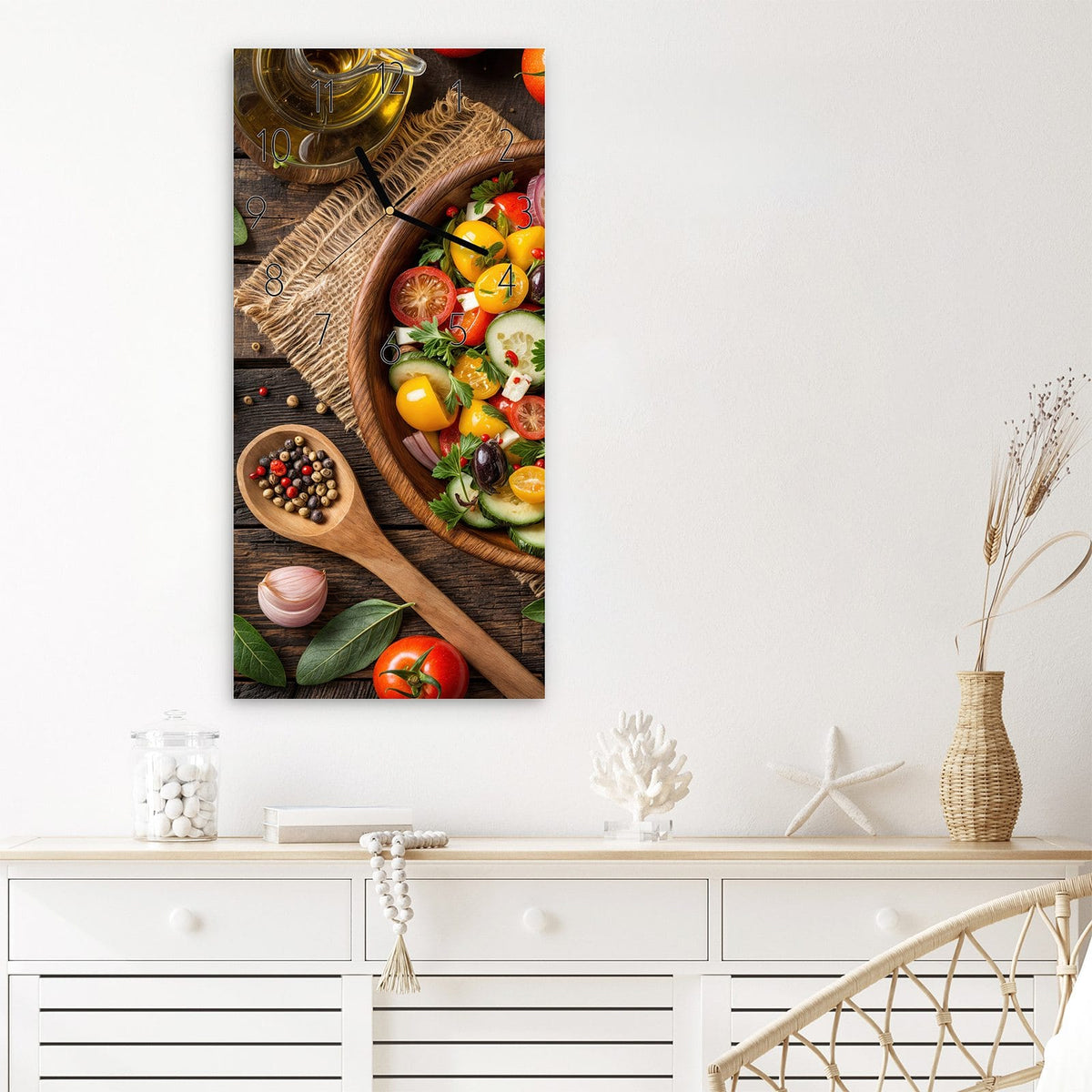 Wanduhr Frischer Gemüsesalat aus Glas – Bunter Salat in Holzschale