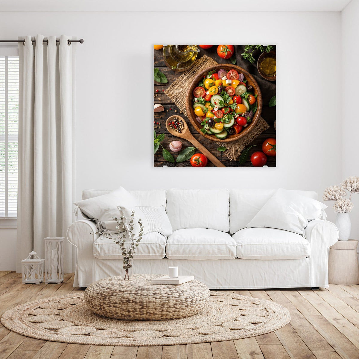 Glasbild Salat in der Holzschale an der Wand – Bunter Gemüsesalat mit Tomaten, Gurke, Paprika und Feta in großer Holzschale, Aufsicht auf rustikalem Holz