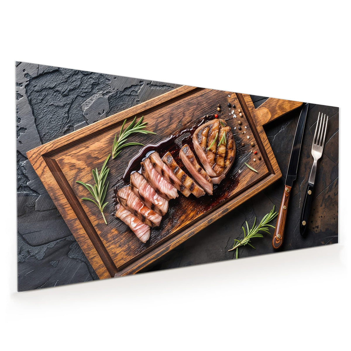 Küchenrückwand aus Glas im Hochformat: Rosa gebratenes Steak in Scheiben aufgefächert auf dunklem Holzbrett, Rosmarin und Pfeffer auf Schiefer.
