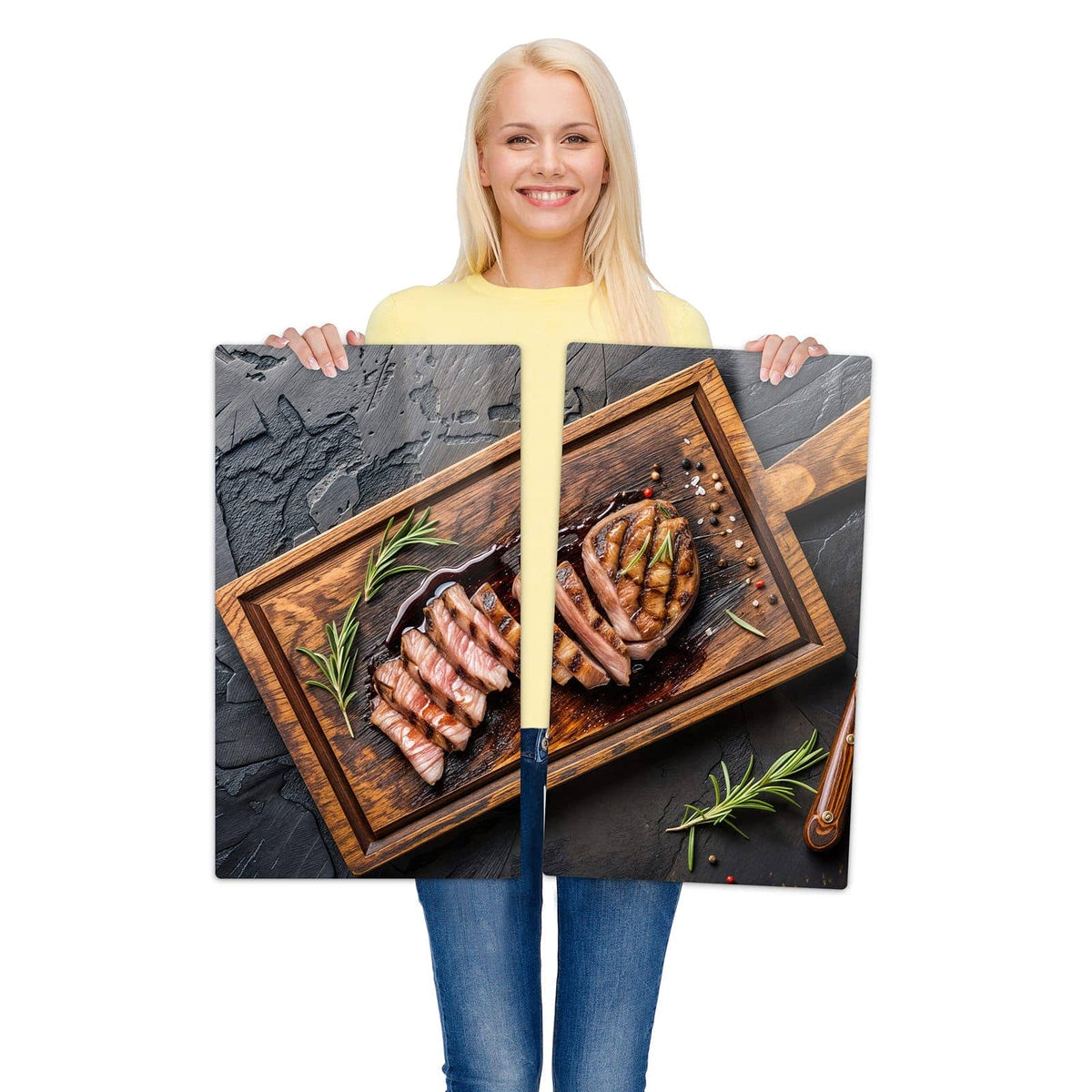 2-teilige Herdabdeckplatte mit Servierbrett Fleisch-Motiv wird zur Größendarstellung gehalten
