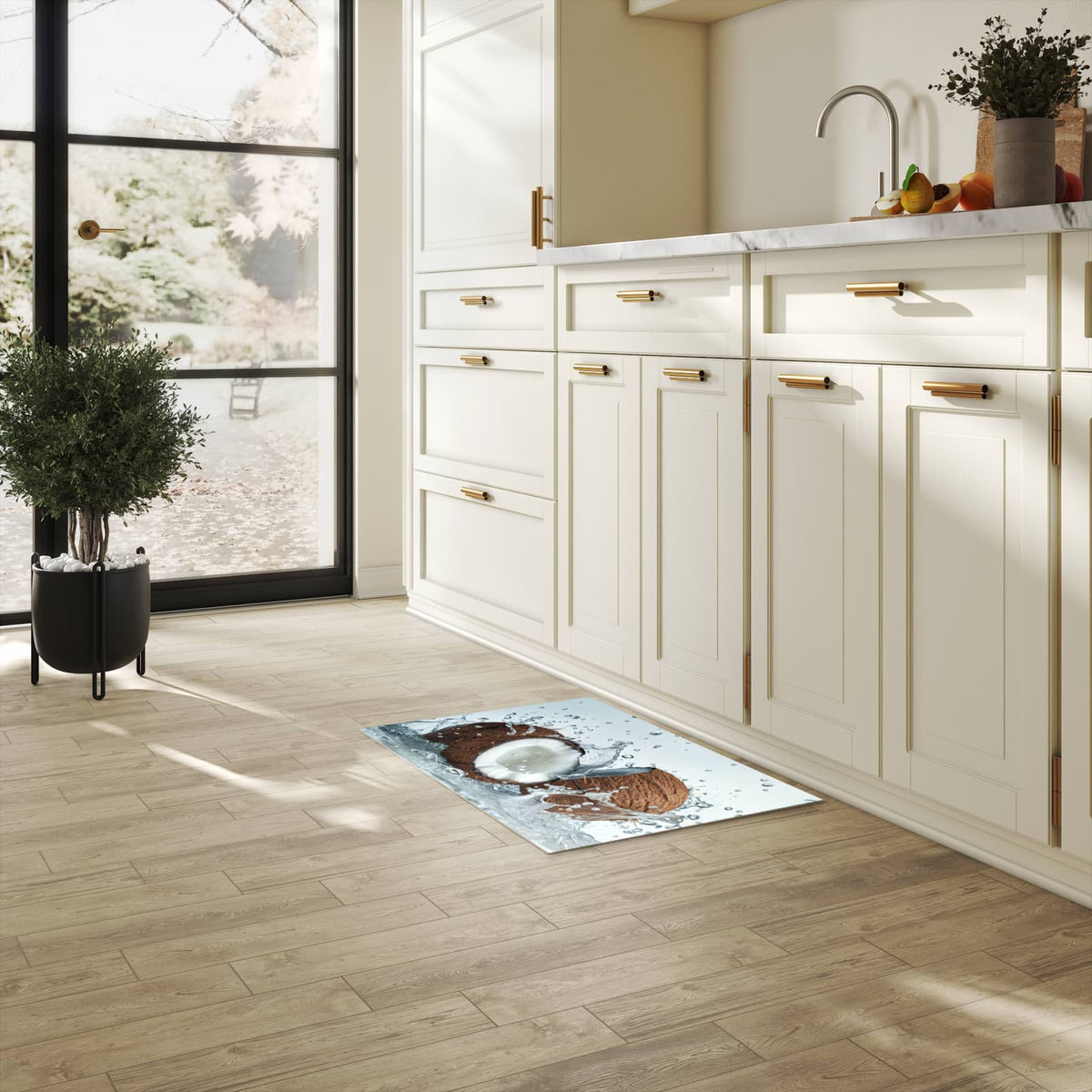 Rutschfester Küchenteppich mit Motiv Kokosnuss Wasserplatsch in heller Küche