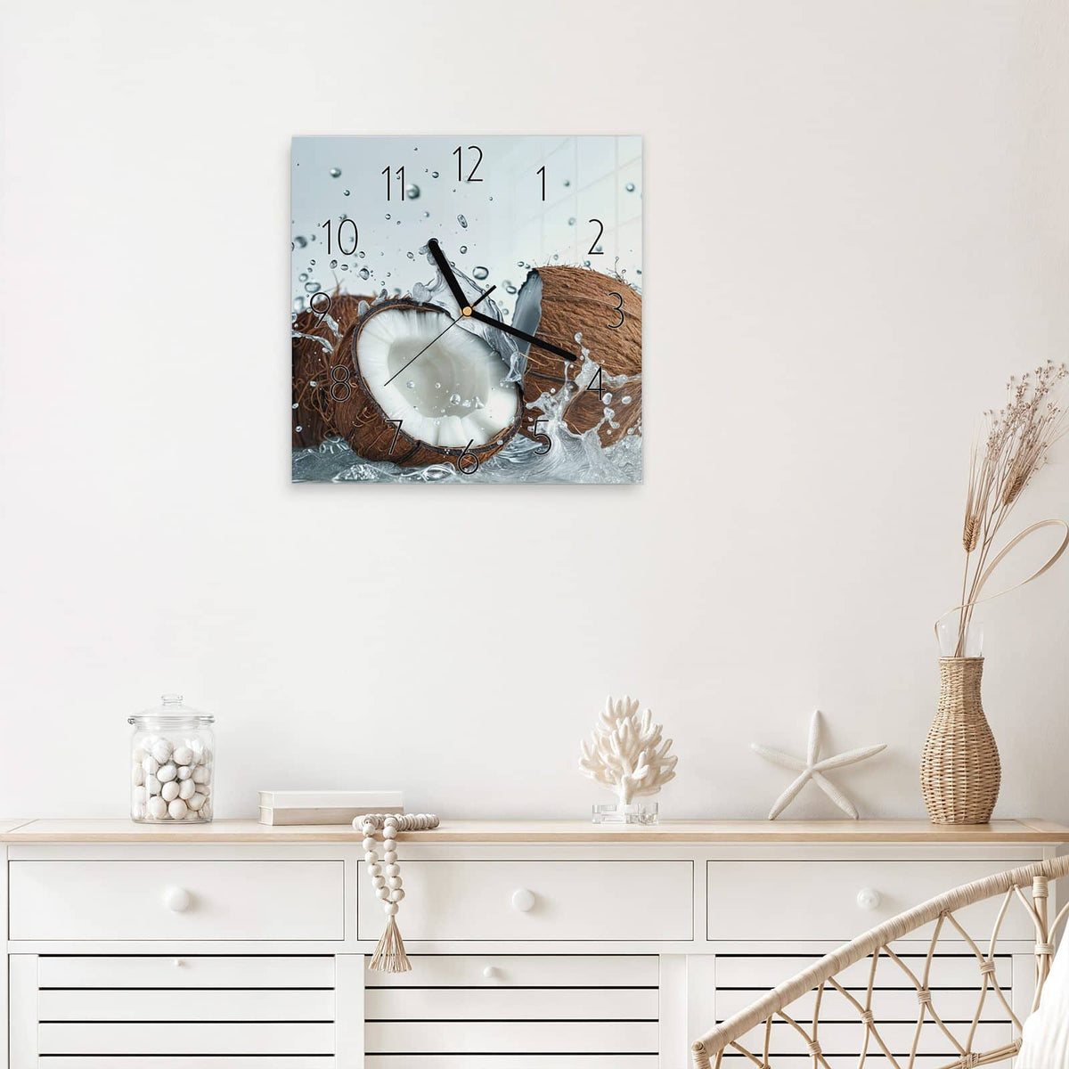 Wanduhr Halbe Kokosnuss aus Glas – Quadratisch 30 × 30 cm – Halbe Kokosnuss im Wasserspritzer
