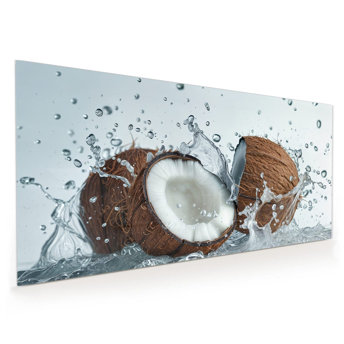 Küchenrückwand aus Glas im Hochformat mit Motiv Halbe Kokosnuss: Eine halbierte Kokosnuss im Vordergrund, zwei ganze dahinter, Wasser spritzt auf