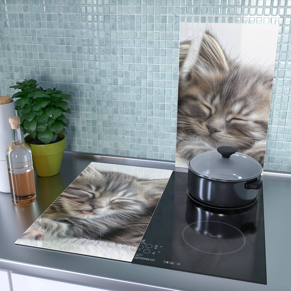 2-teilige Herdabdeckplatten für Ceranfeld mit Schlafende Kätzchen-Motiv als Spritzschutz hinter dem Kochfeld