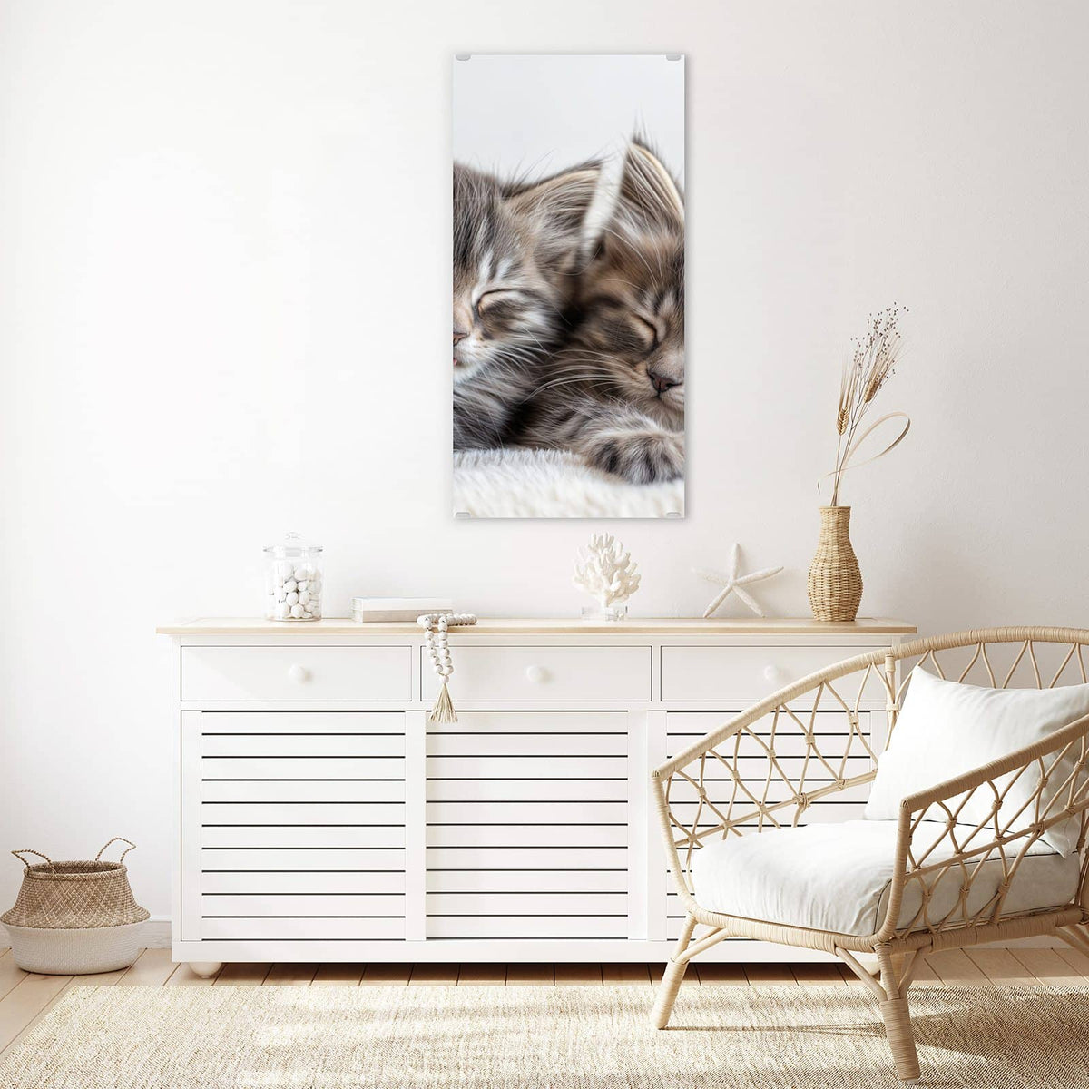 Glasbild Zwei schlafende Kätzchen an der Wand – Zwei getigerte Kätzchen schlafen dicht aneinander auf weißem Fell