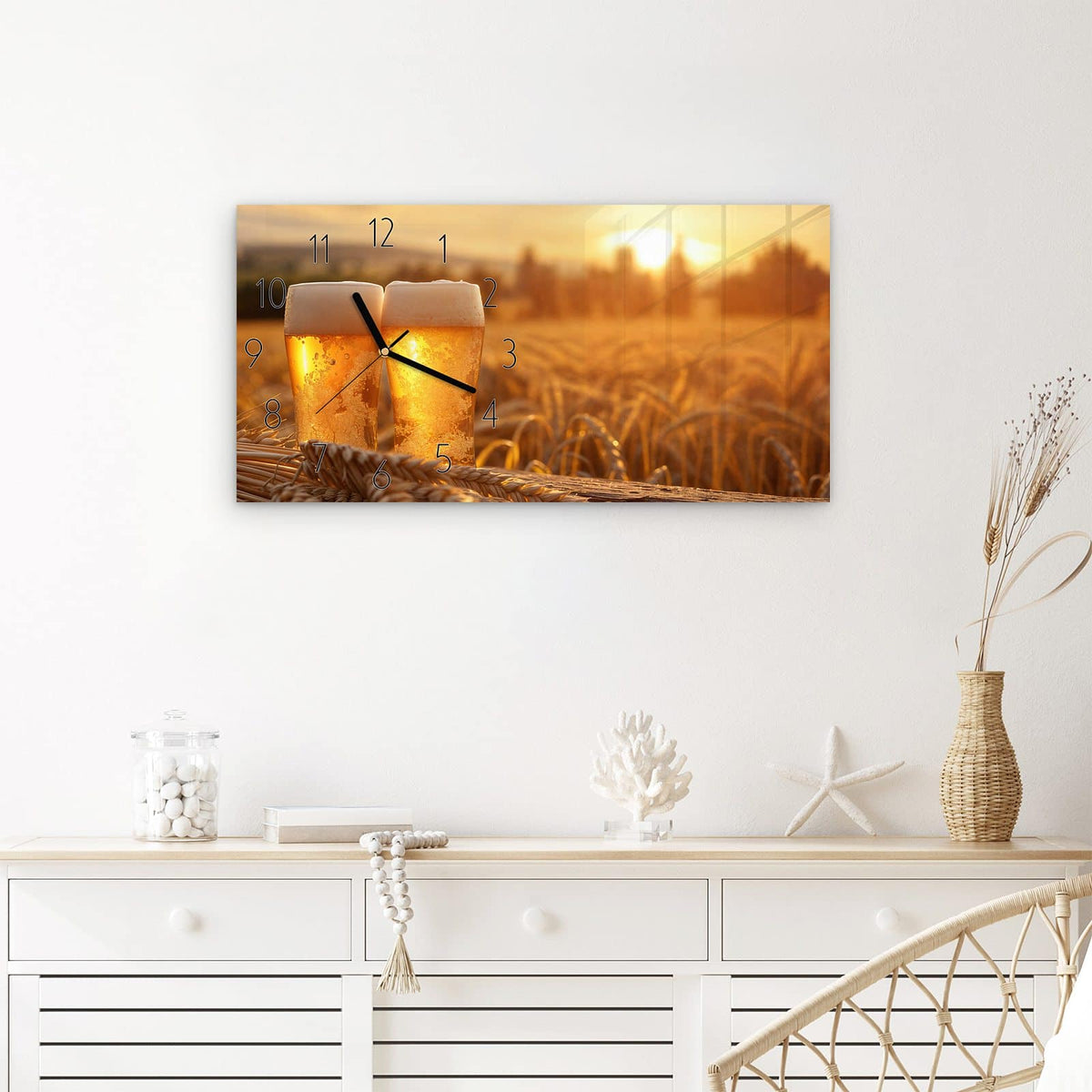Wanduhr Sonnenuntergangsbecher aus Glas – Querformat 60 × 30 cm – Zwei Bierkrüge im Abendlicht