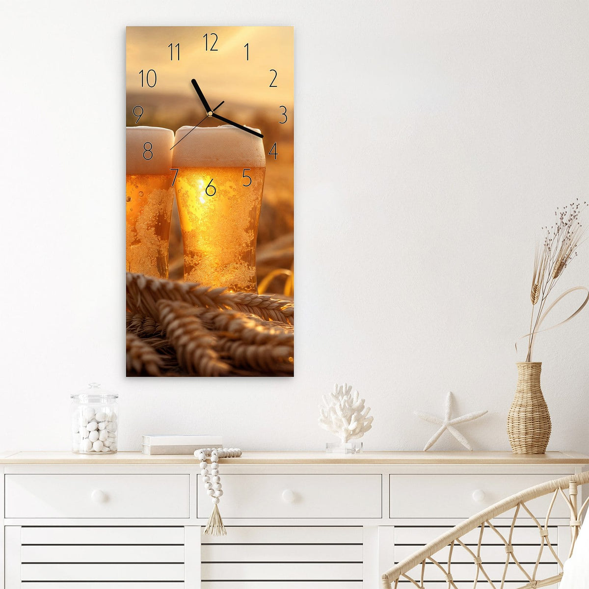 Wanduhr Sonnenuntergangsbecher aus Glas – Hochformat 30 × 60 cm – Zwei Bierkrüge im Abendlicht