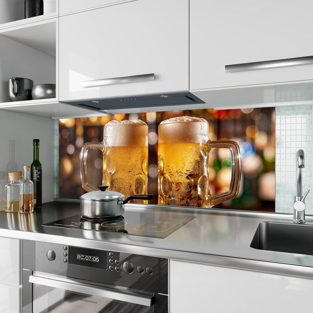 Küchenrückwand aus Glas Zwei Bierkrüge im Hochformat als Spritzschutz hinter dem Kochfeld, über dem Fliesenspiegel montiert