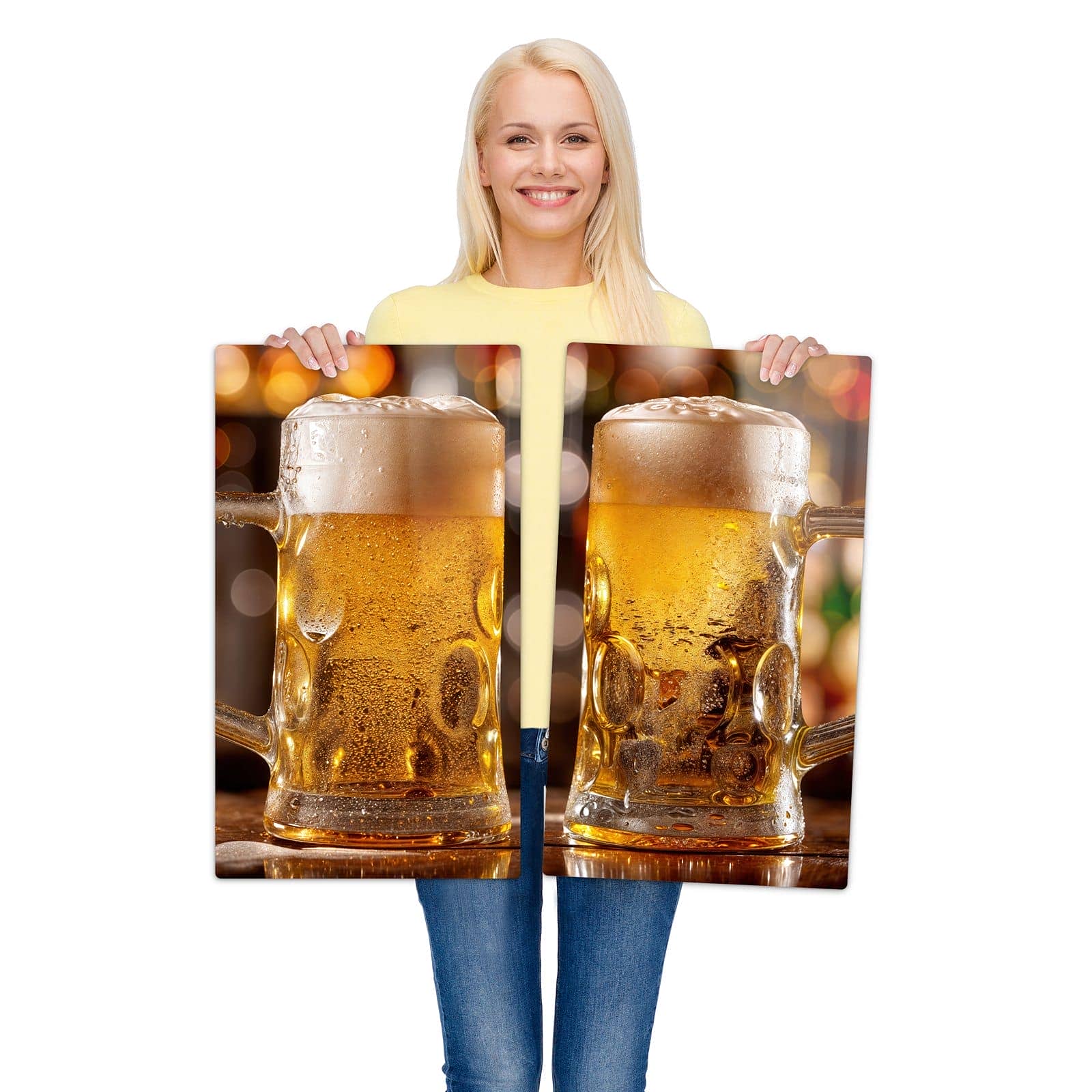 2-teilige Herd Glasplatte mit Zwei Bierkrüge-Motiv wird zur Größendarstellung gehalten
