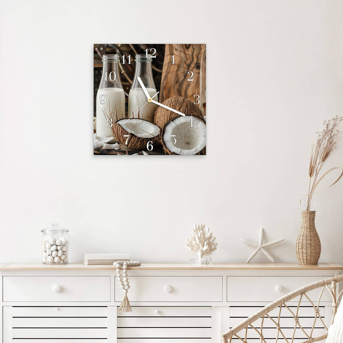 Quadratische Wanduhr aus Glas Kokosmilch mit Ziffernblatt Klassisch über einem weißen Sideboard