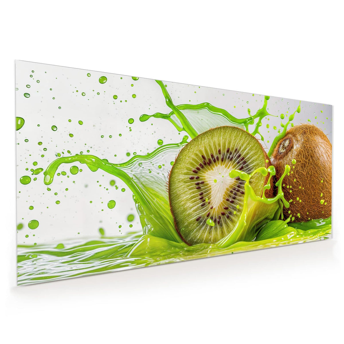 Küchenrückwand aus Glas im Hochformat: Halbe Kiwi und eine ganze braune Kiwi in einem grünen Saftspritzer