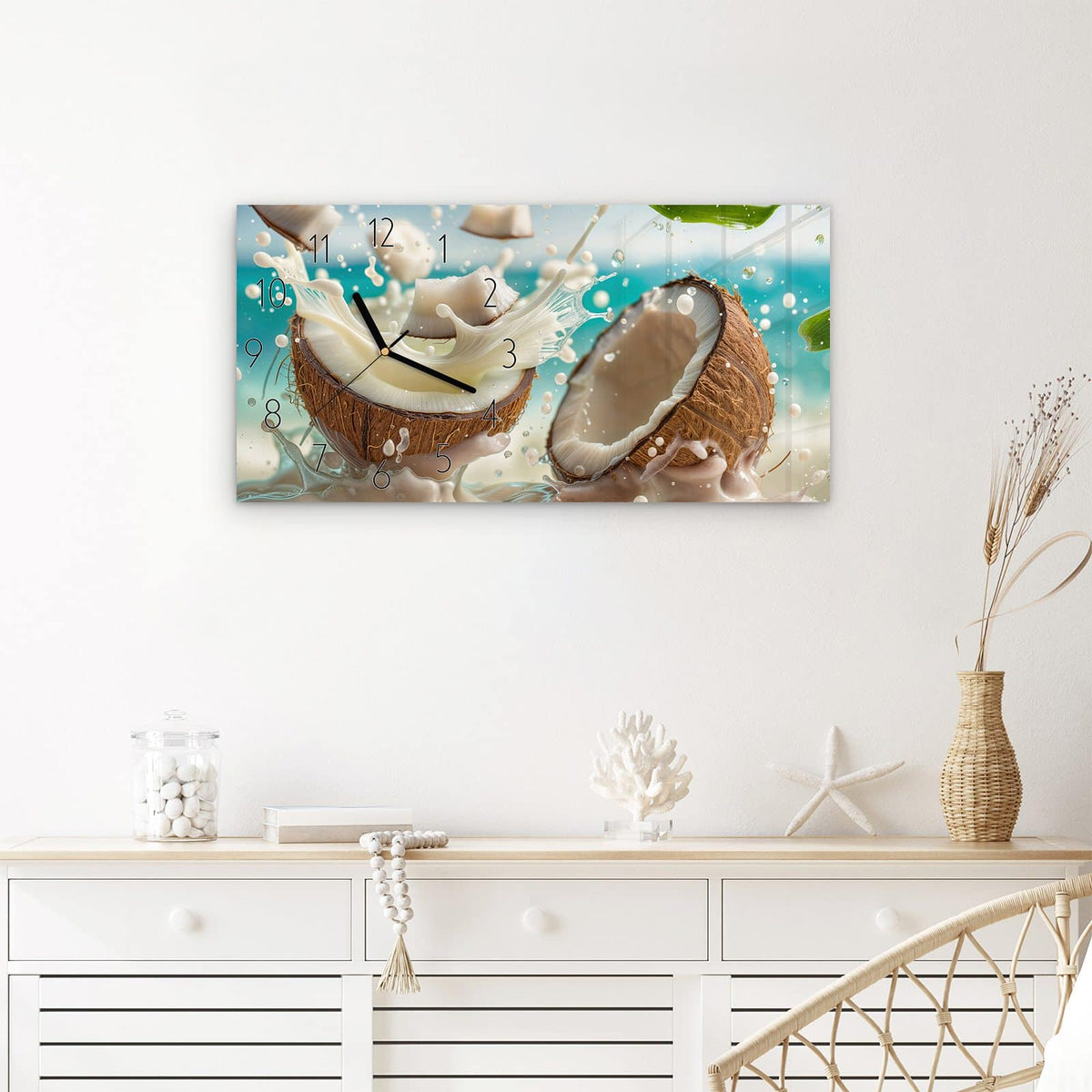 Wanduhr Kokosnuss Spritzer aus Glas – Querformat 60 × 30 cm – Zerbrochene Kokosnüsse vor blauem Meer