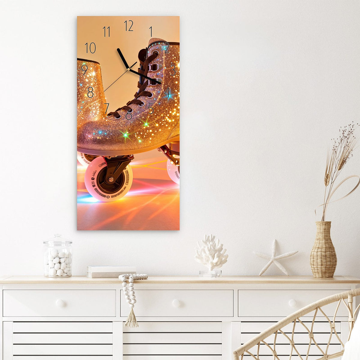 Wanduhr Glitzer Rollschuhe aus Glas – Funkelnde Rollschuhe im goldenen Licht