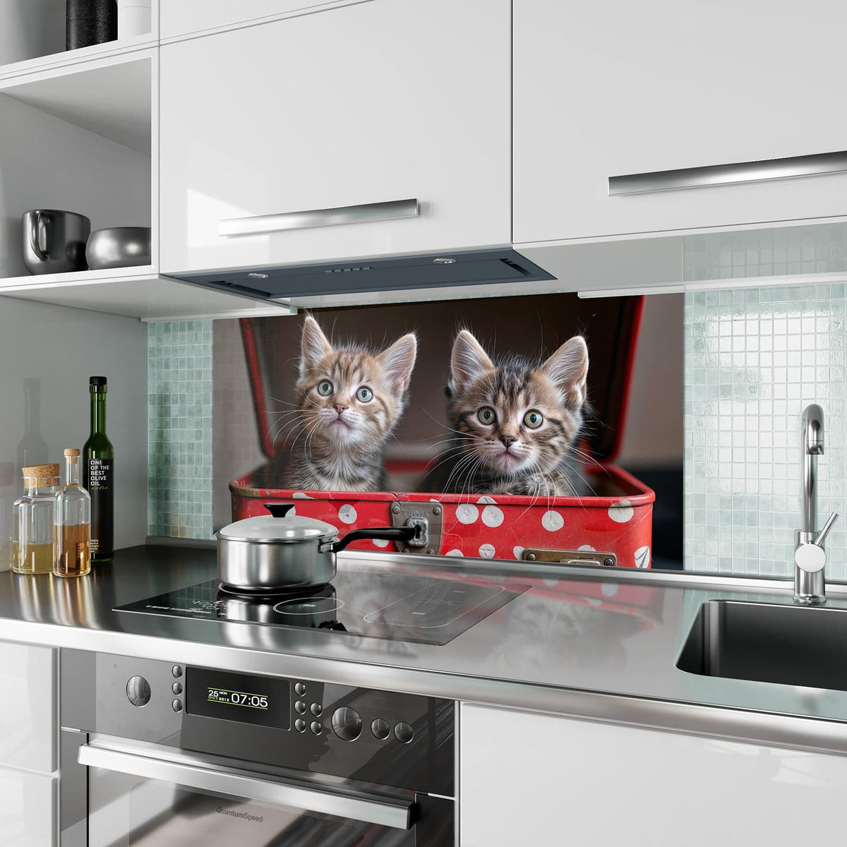 Küchenrückwand aus Glas Katzen im Koffer im Hochformat als Spritzschutz hinter dem Kochfeld, über dem Fliesenspiegel montiert