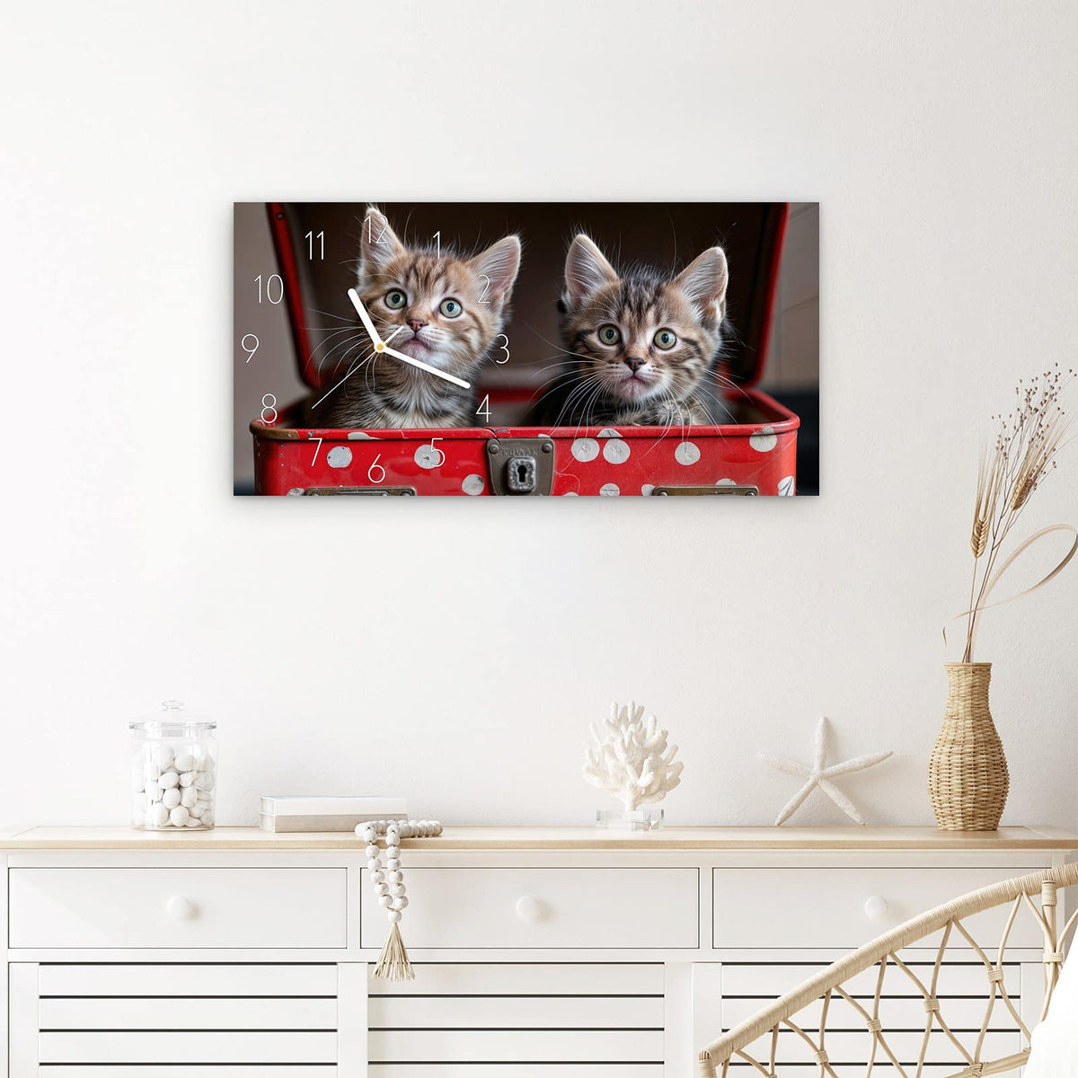 Wanduhr Katzen im Koffer aus Glas – Querformat 60 × 30 cm – Kätzchen im roten Punktekoffer