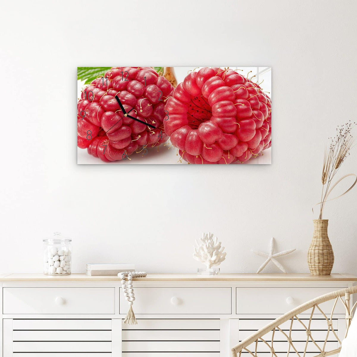 Wanduhr Himbeerenblatt aus Glas – Querformat 60 × 30 cm – Surreale Himbeeren mit Tentakeln
