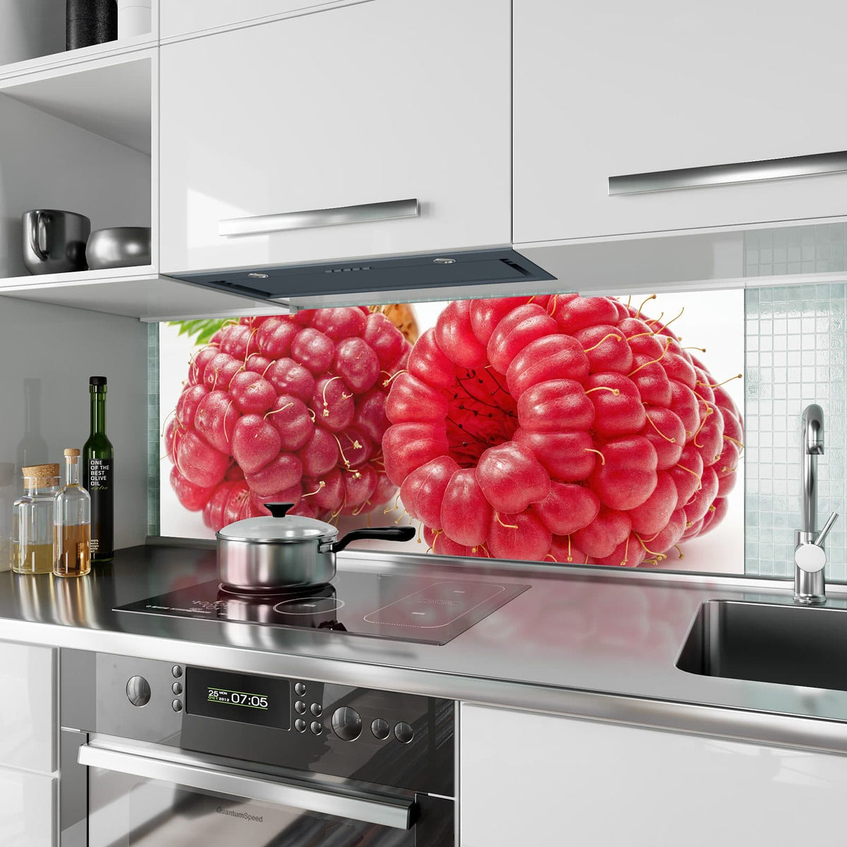 Küchenrückwand aus Glas Surreale Himbeeren im Hochformat als Spritzschutz hinter dem Kochfeld, über dem Fliesenspiegel montiert