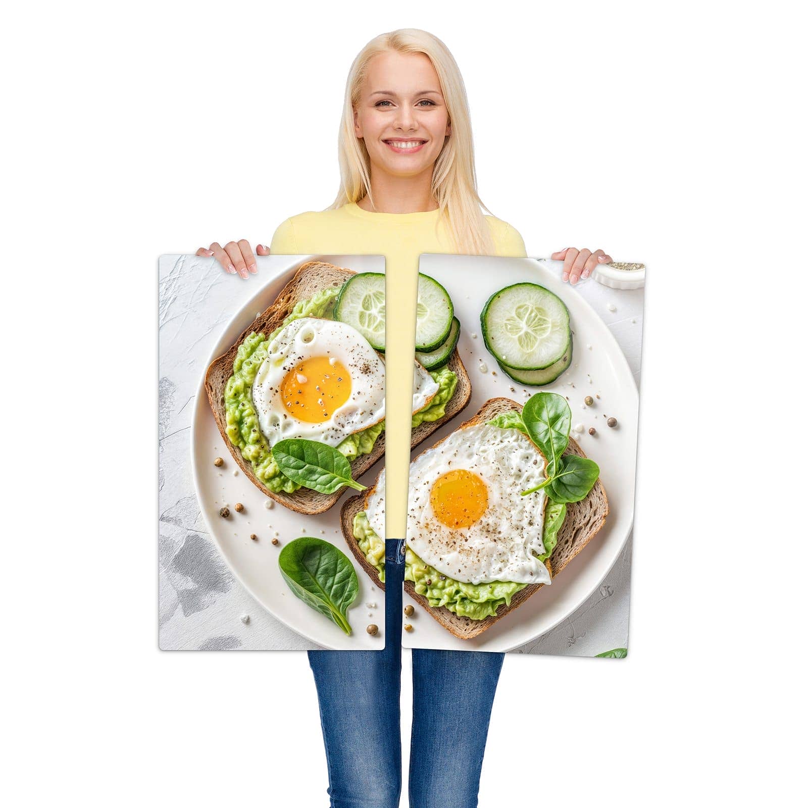 2-teilige Herdabdeckplatte aus Glas mit Brot und Avocado-Motiv wird zur Größendarstellung gehalten