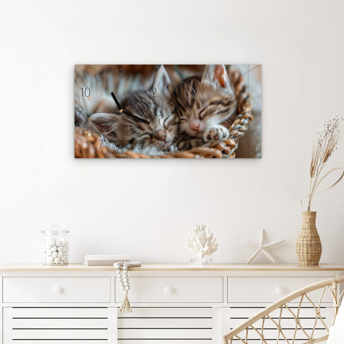Wanduhr Friedlich Schlafende Kätzchen aus Glas – Querformat 60 × 30 cm – Zwei schlafende Kätzchen im Korb