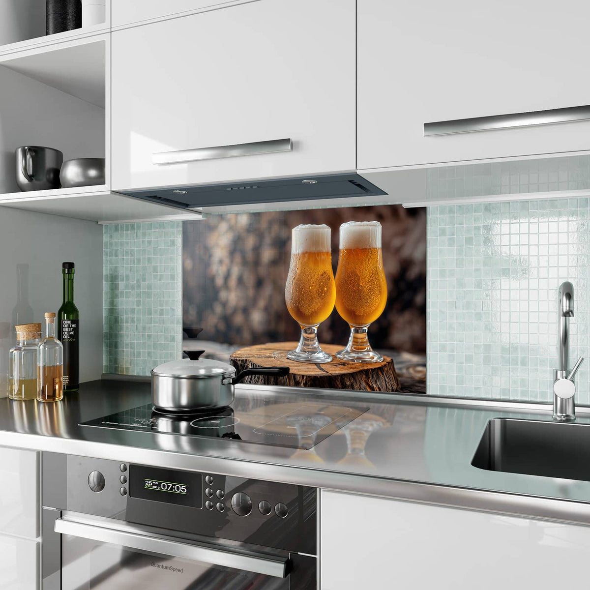 Küchenrückwand aus Glas Bier auf Holzstumpf im Hochformat als Spritzschutz hinter dem Kochfeld, über dem Fliesenspiegel montiert