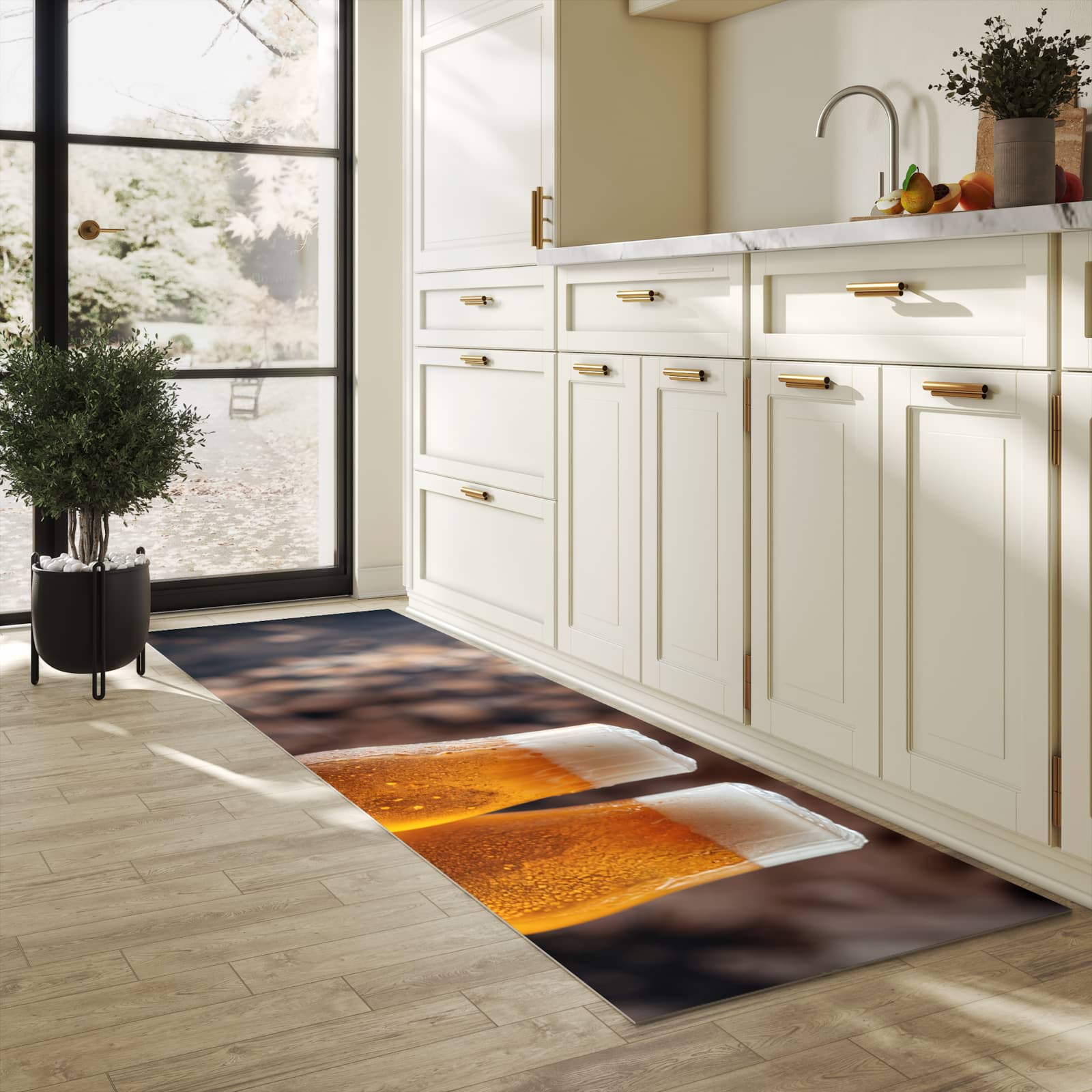 Formstabiler Küchenläufer mit Motiv Bier auf Holz in heller Küche