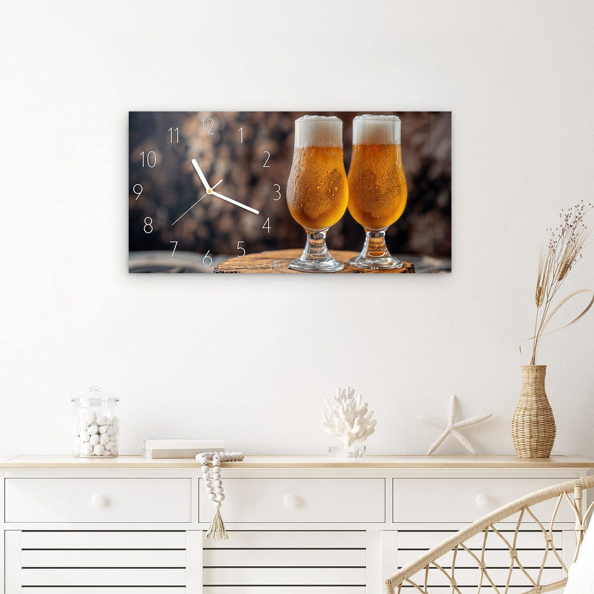 Wanduhr Bier auf Holz aus Glas – Querformat 60 × 30 cm – Zwei Biergläser auf Holzstumpf