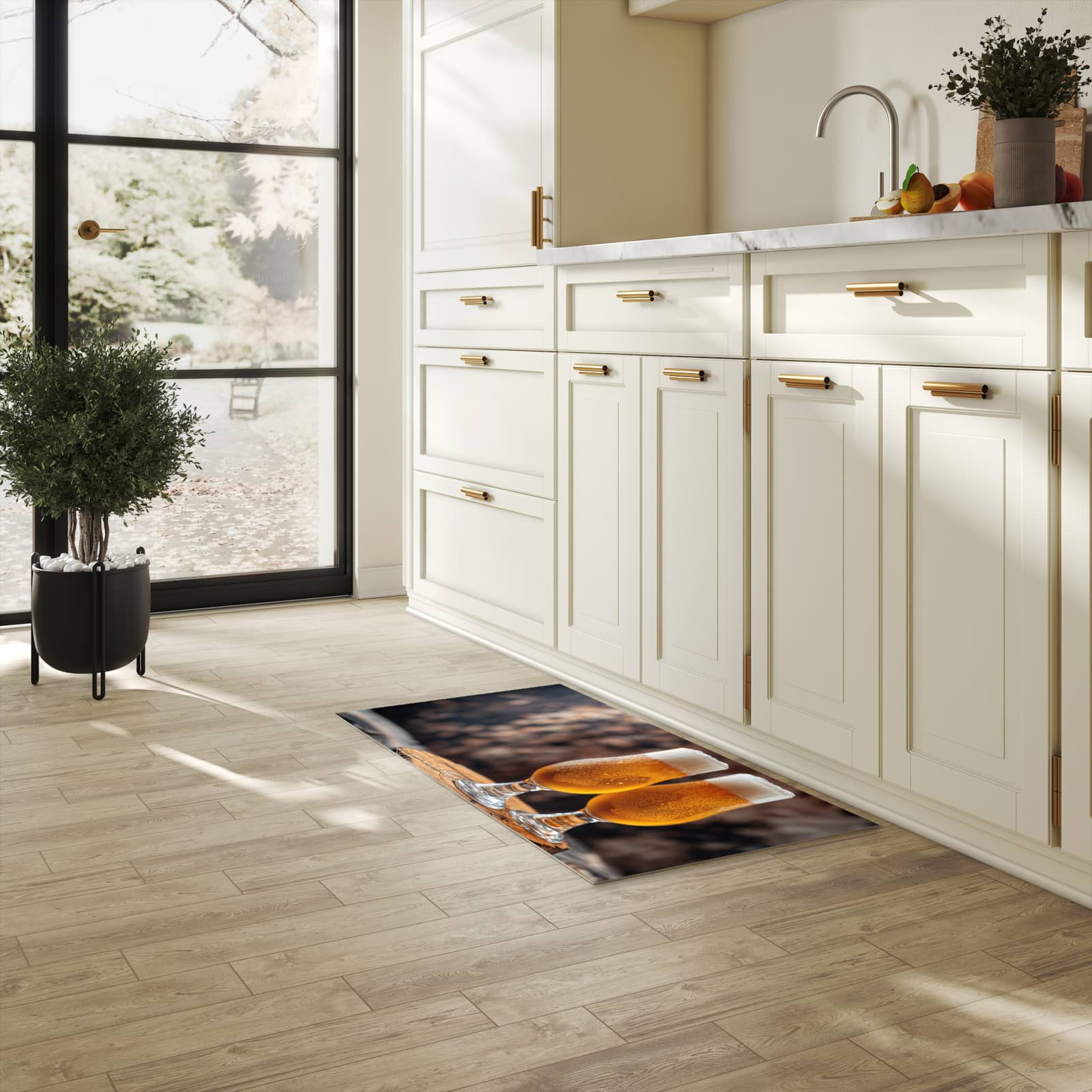 Strapazierfähiger Küchenteppich mit Motiv Bier auf Holz in heller Küche