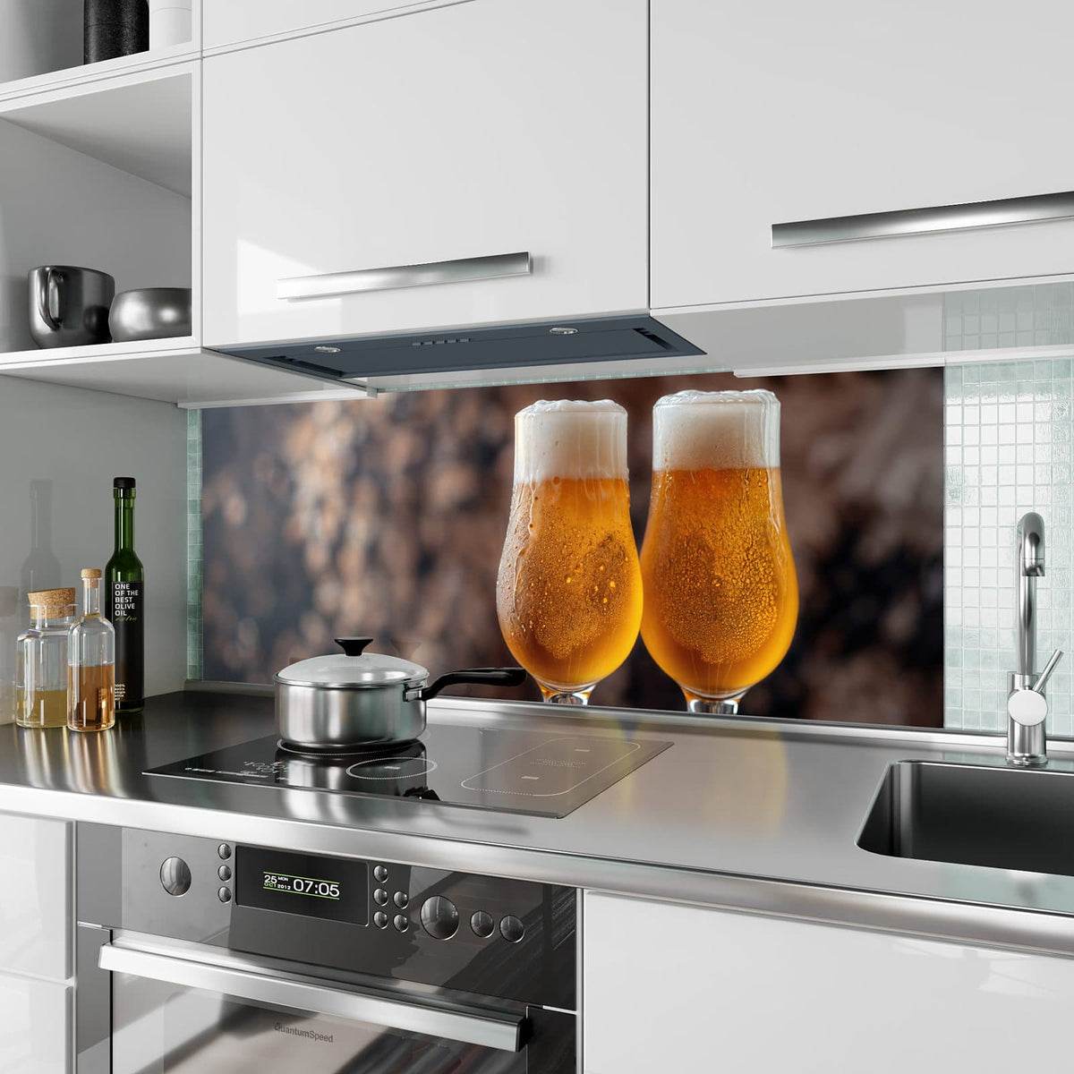 Küchenrückwand aus Glas Bier auf Holzstumpf im Hochformat als Spritzschutz hinter dem Kochfeld, über dem Fliesenspiegel montiert