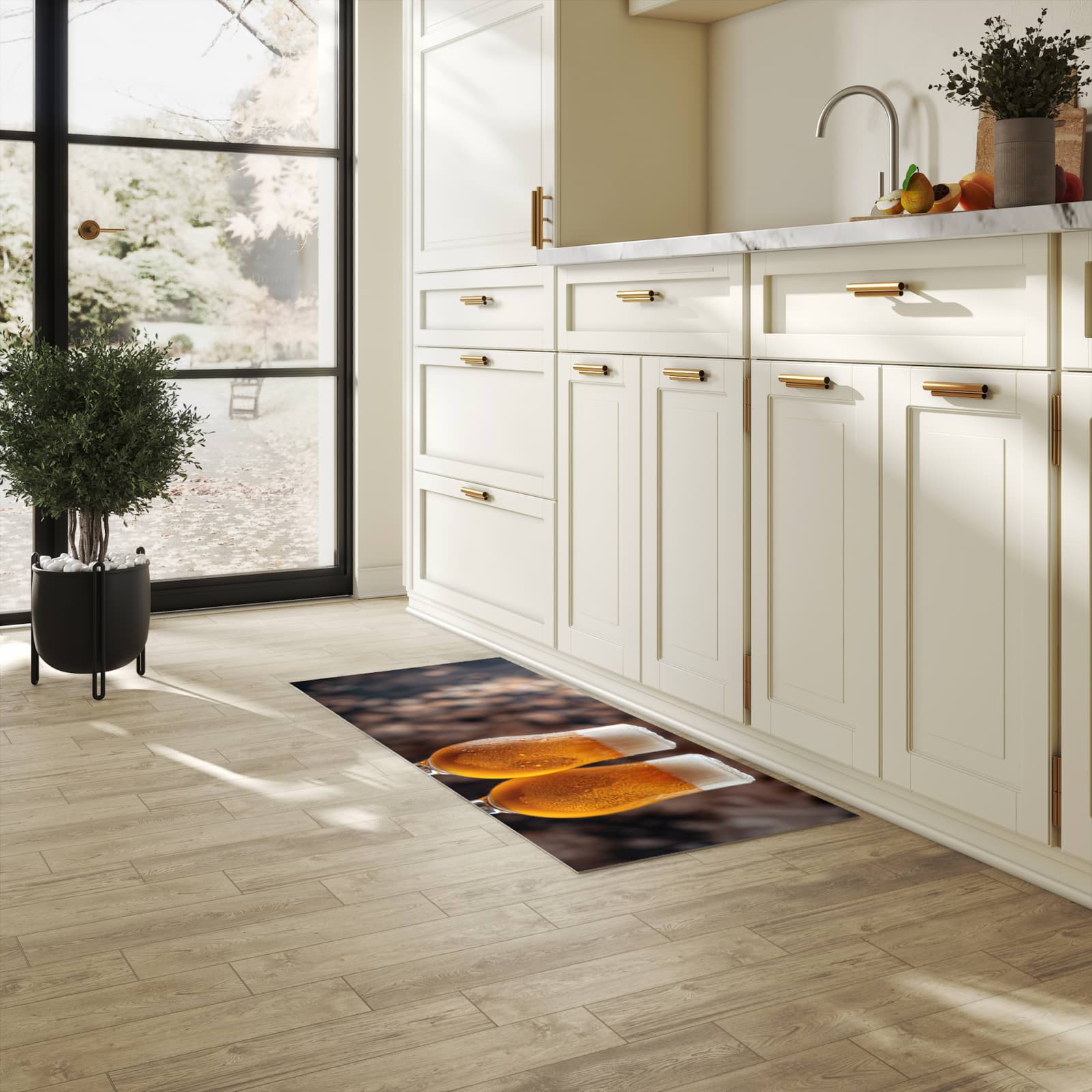 Waschbarer Küchenteppich mit Motiv Bier auf Holz in heller Küche