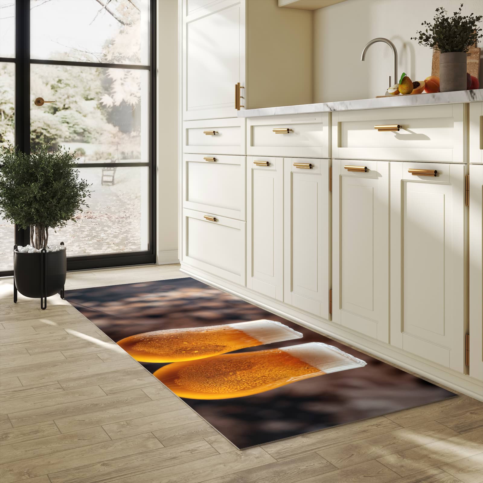 Geräuschdämpfender Küchenvorleger mit Motiv Bier auf Holz in heller Küche