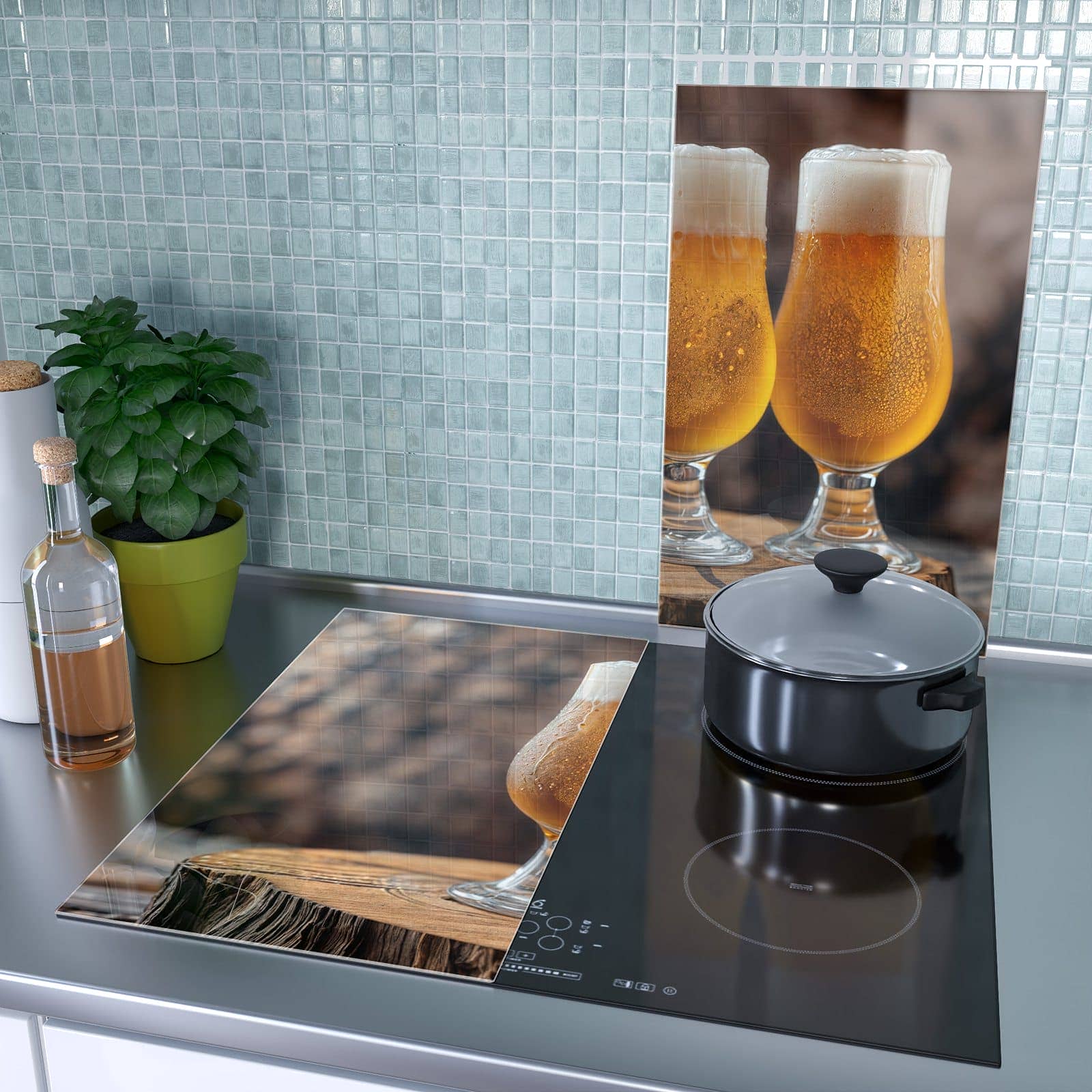 2-teilige Herdabdeckplatte aus Glas mit Bier auf Holz-Motiv als Spritzschutz hinter dem Kochfeld