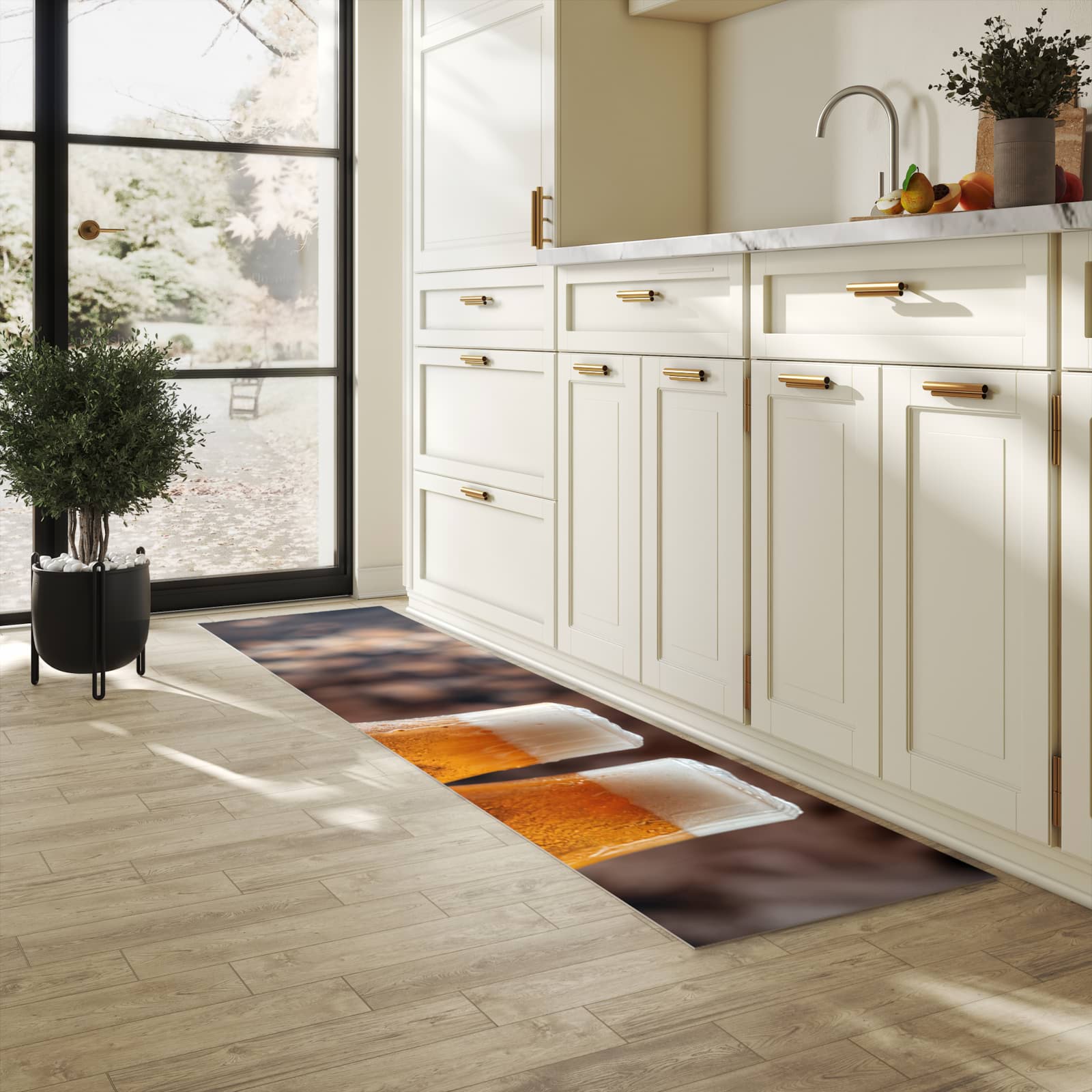 Feuchtigkeitsresistenter Teppich für die Küche mit Motiv Bier auf Holz in heller Küche