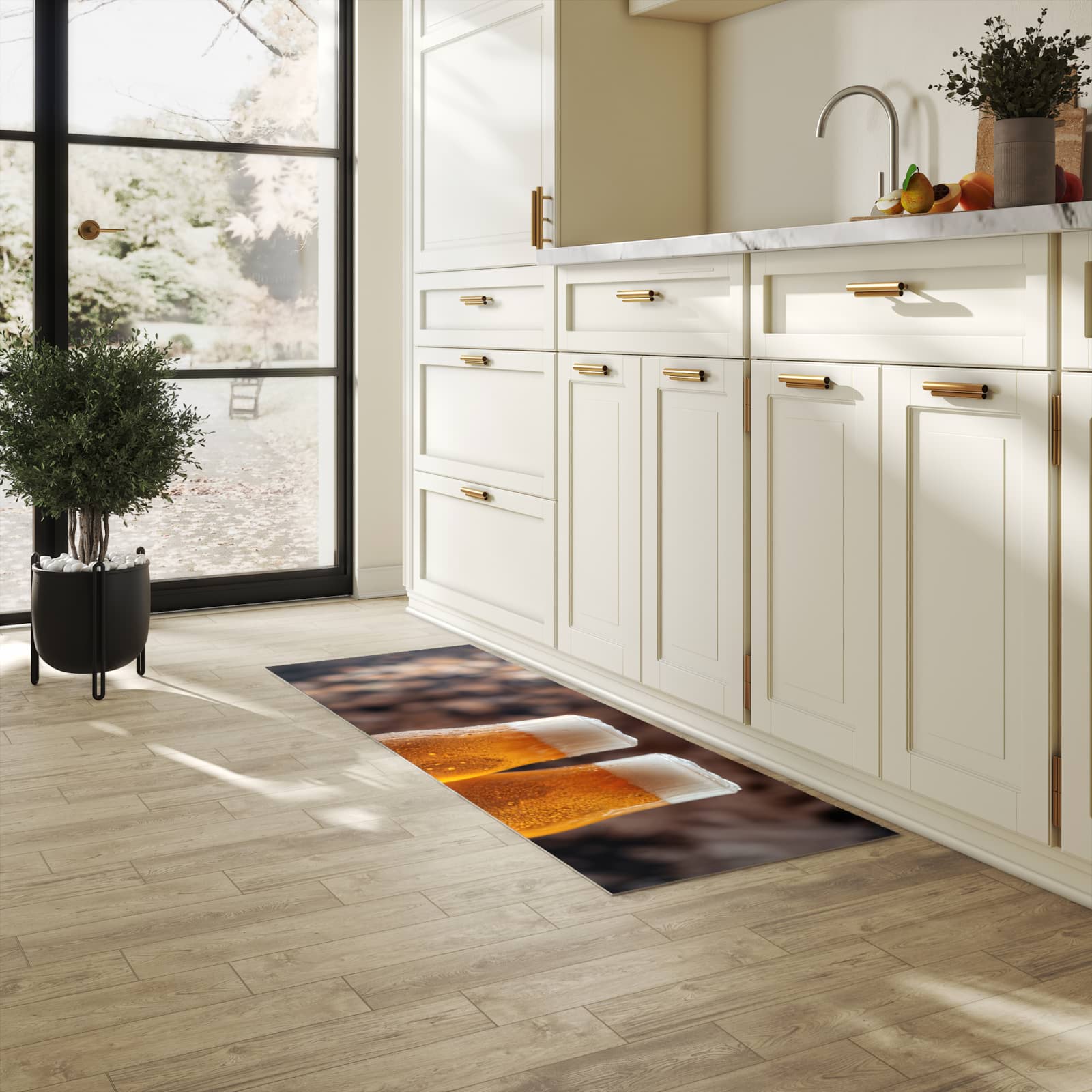 Langlebiger Küchenteppich mit Motiv Bier auf Holz in heller Küche