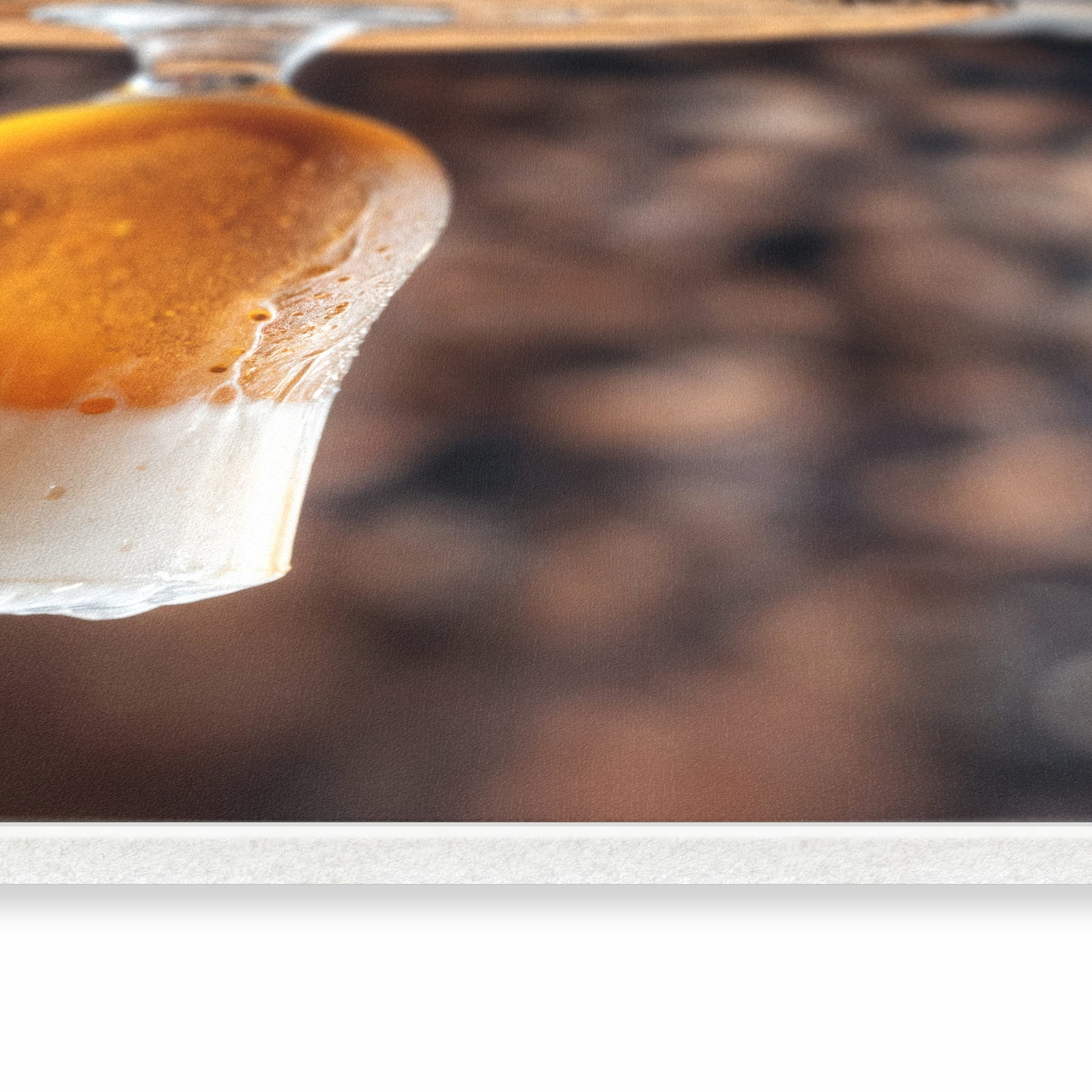 Pflegeleichter Bodenläufer mit Motiv Bier auf Holz in seitlicher Ansicht