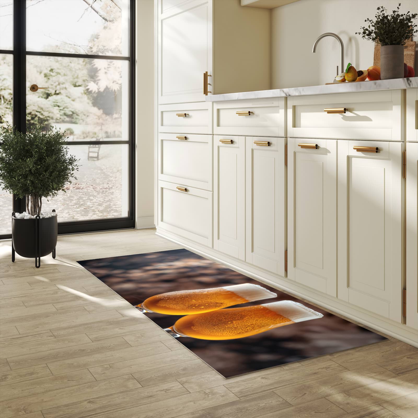 Bodenschonender Küchenteppich mit Motiv Bier auf Holz in heller Küche