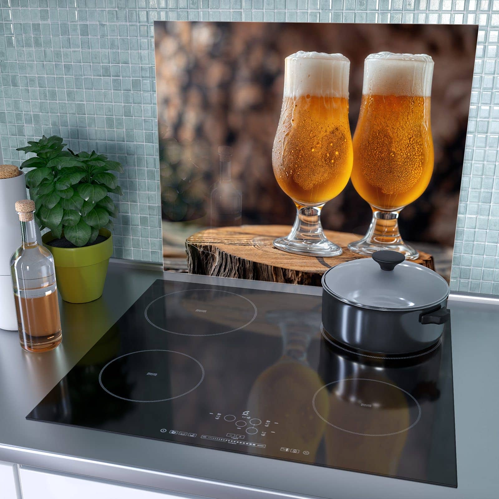 1-teilige Herdabdeckplatte mit Bier auf Holz-Motiv als Spritzschutz hinter dem Kochfeld