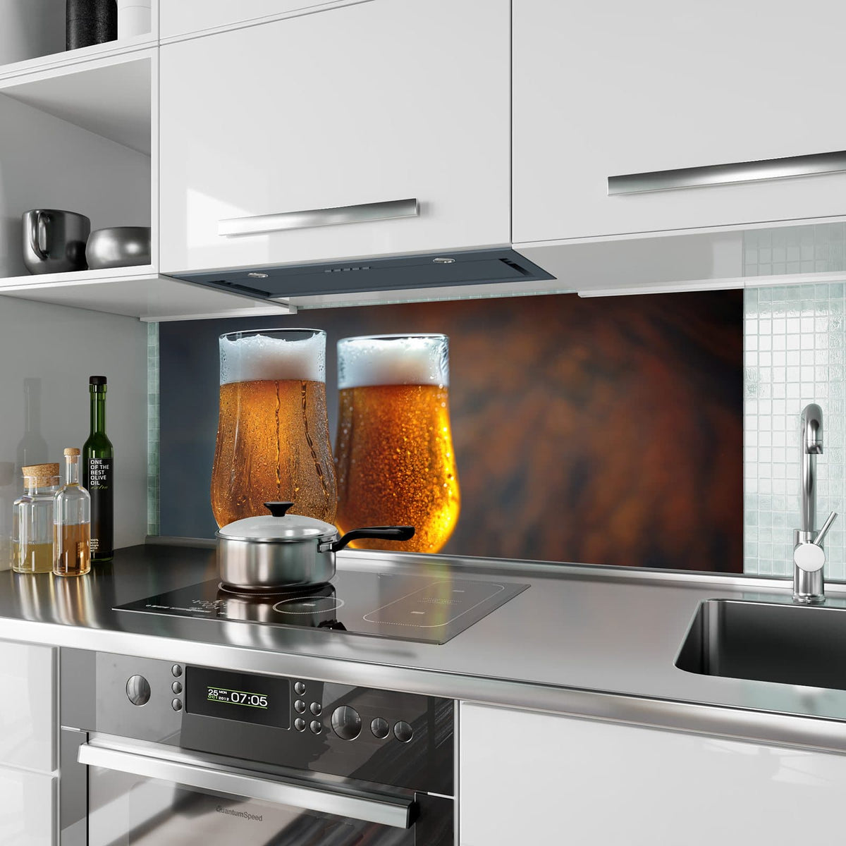 Küchenrückwand aus Glas Bier mit Schaumkrone im Hochformat als Spritzschutz hinter dem Kochfeld, über dem Fliesenspiegel montiert