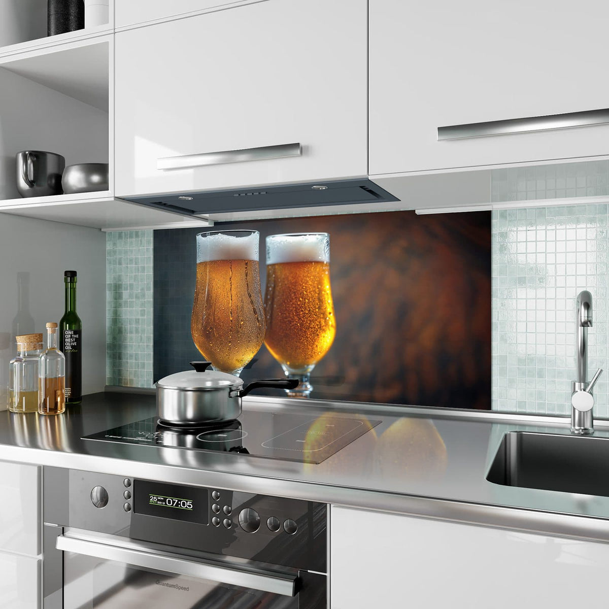 Küchenrückwand aus Glas Bier mit Schaumkrone im Hochformat als Spritzschutz hinter dem Kochfeld, über dem Fliesenspiegel montiert