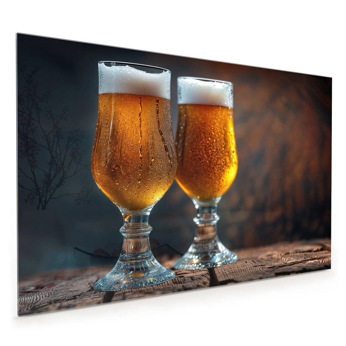 Küchenrückwand aus Glas im Hochformat: Zwei beschlagene Pokalgläser mit goldenem Bier und dicker weißer Schaumkrone auf dunklem Holz