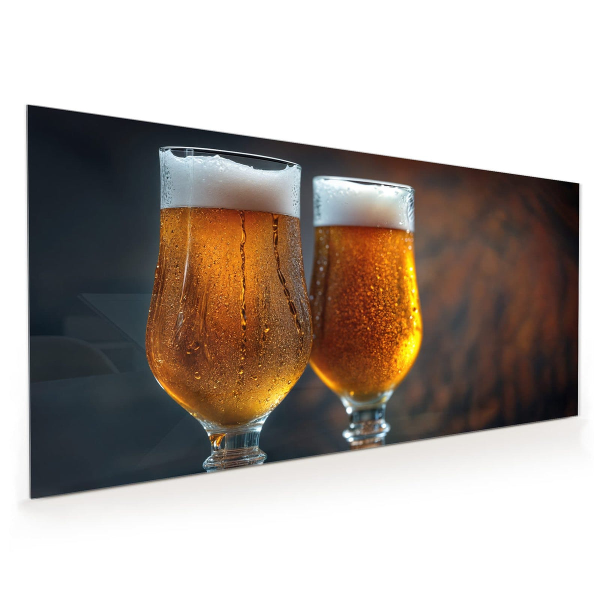 Küchenrückwand aus Glas im Hochformat: Zwei beschlagene Pokalgläser mit goldenem Bier und dicker weißer Schaumkrone auf dunklem Holz