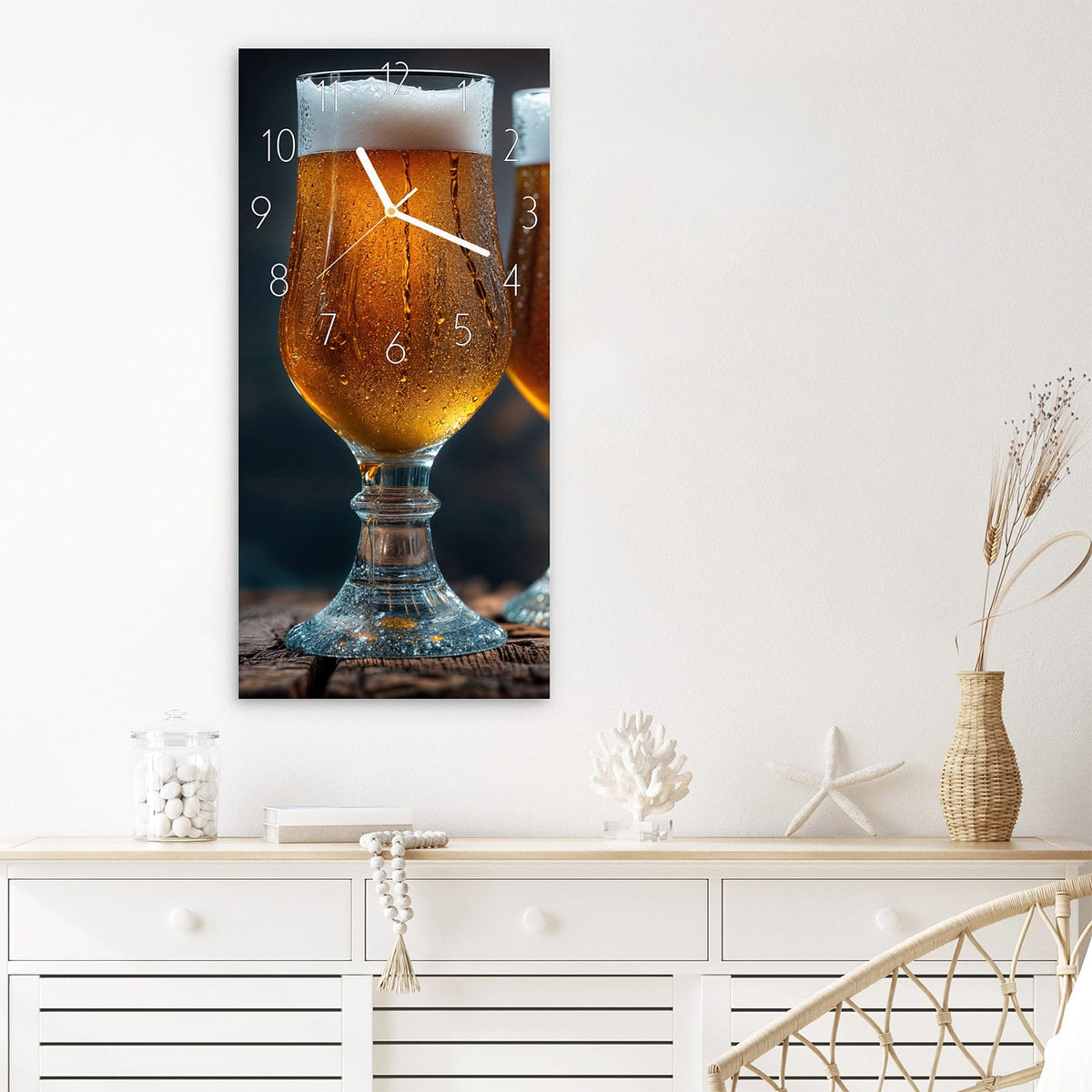 Wanduhr Zwei Biergläser Holz aus Glas – Hochformat 30 × 60 cm – Kühles Bier mit Schaumkrone
