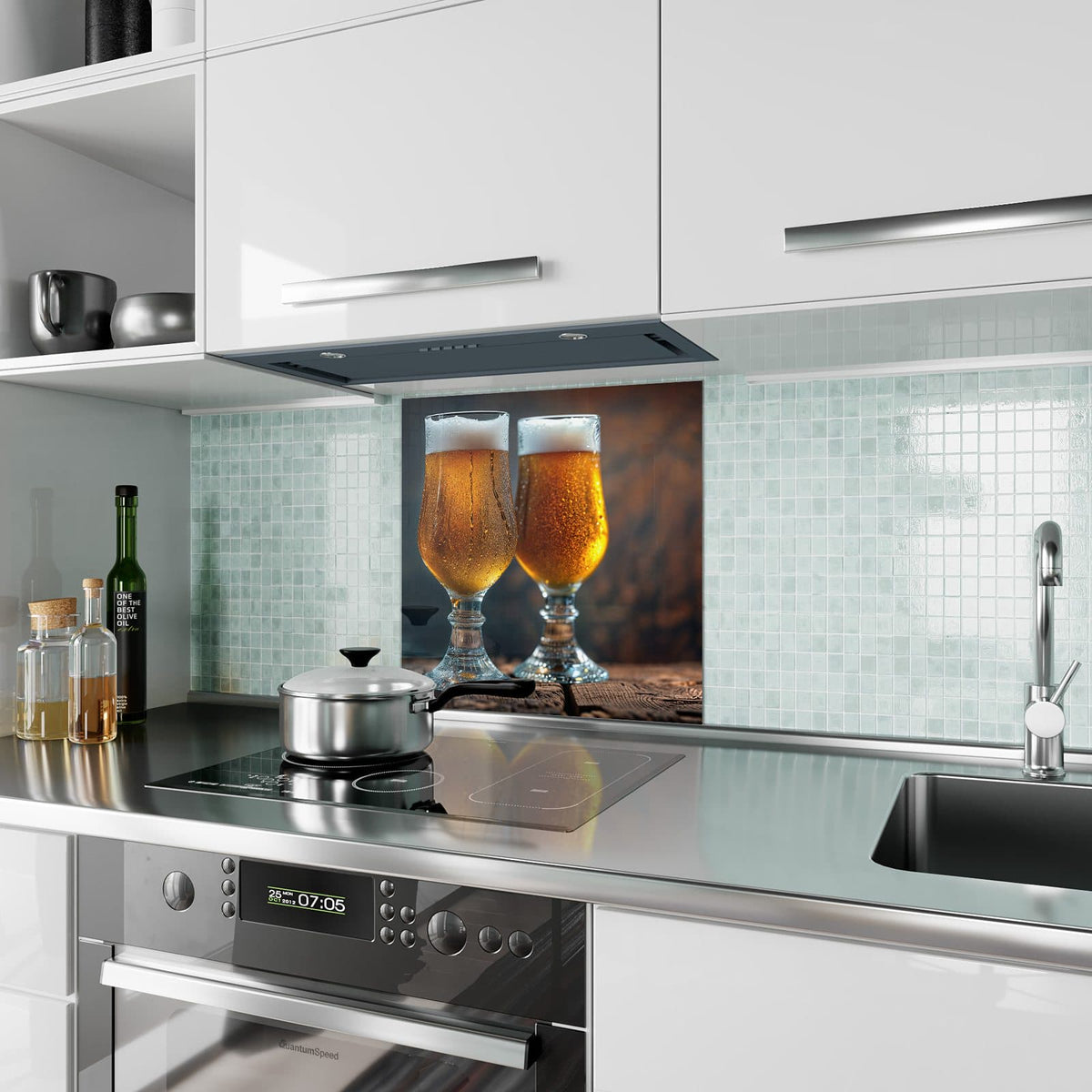 Küchenrückwand aus Glas Bier mit Schaumkrone im quadratischen Format als Spritzschutz hinter dem Kochfeld, über dem Fliesenspiegel montiert